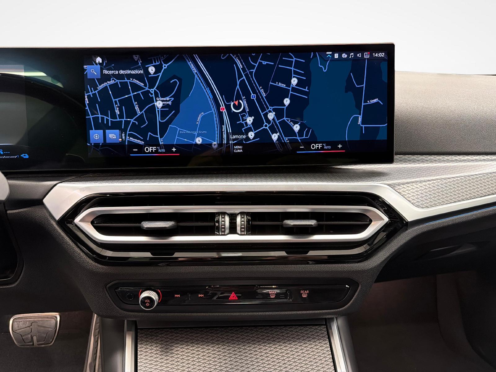 BMW 330e xDrive Touring-image-15