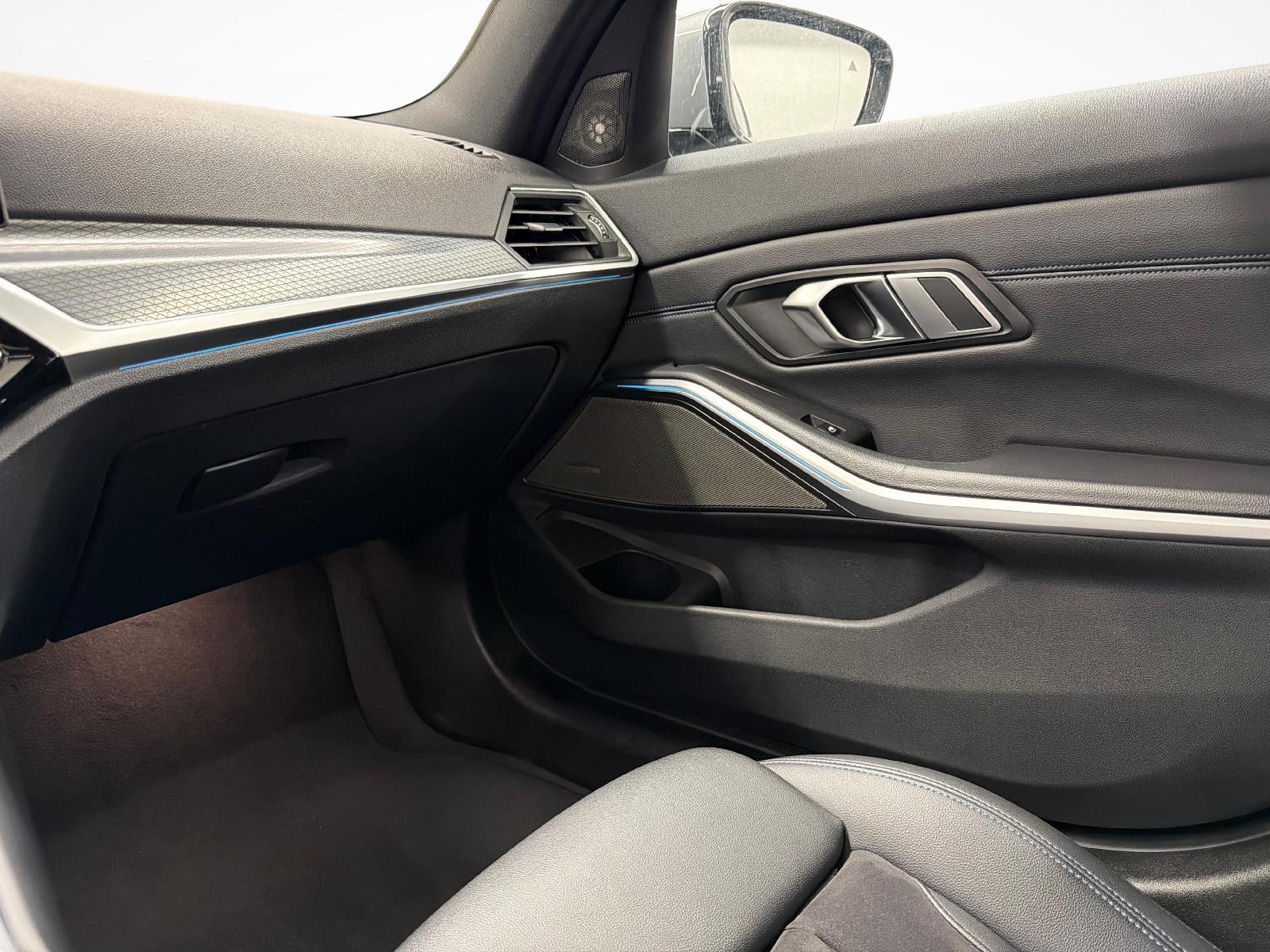 BMW 330e xDrive Touring-image-17