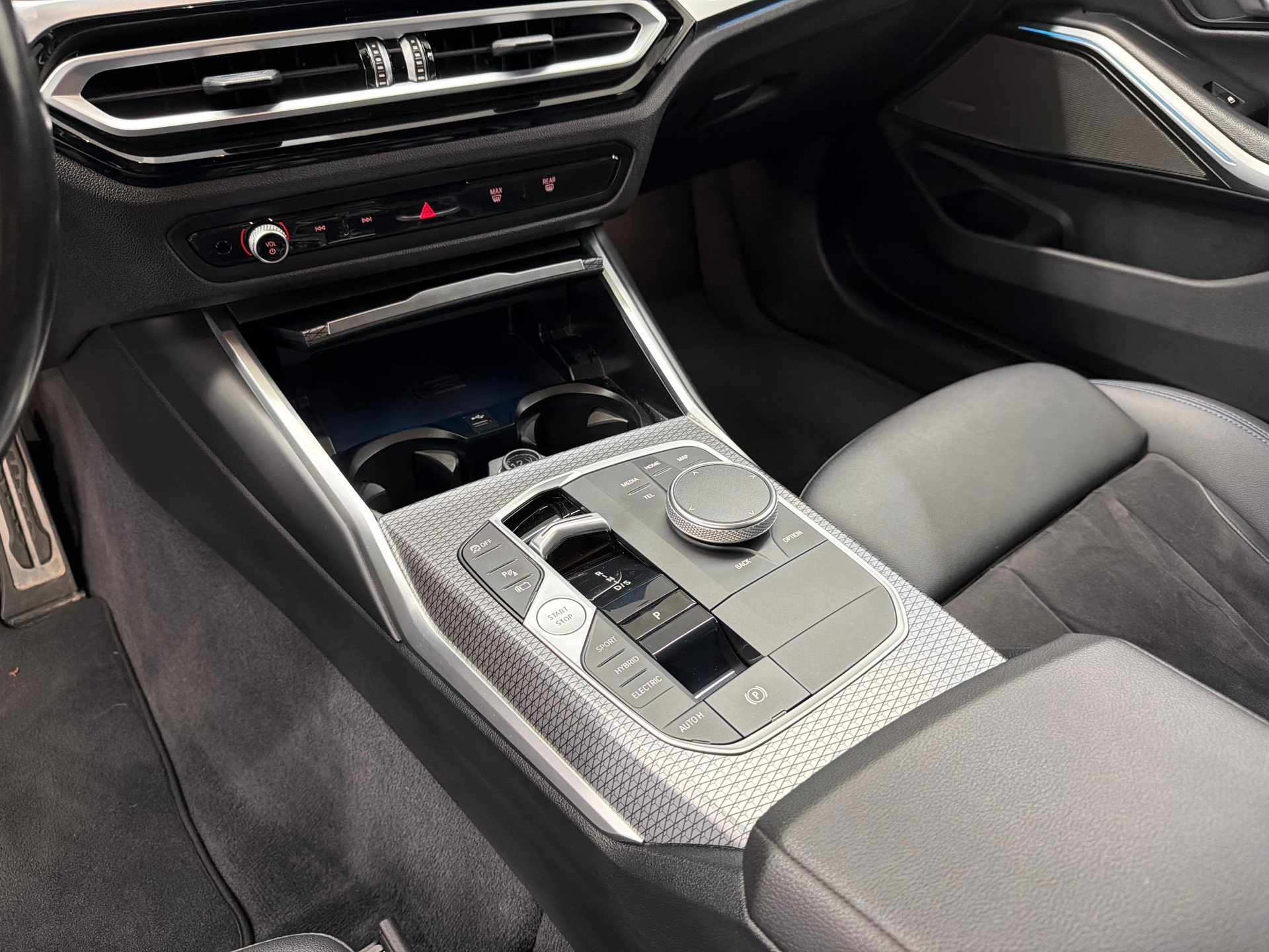 BMW 330e xDrive Touring-image-16