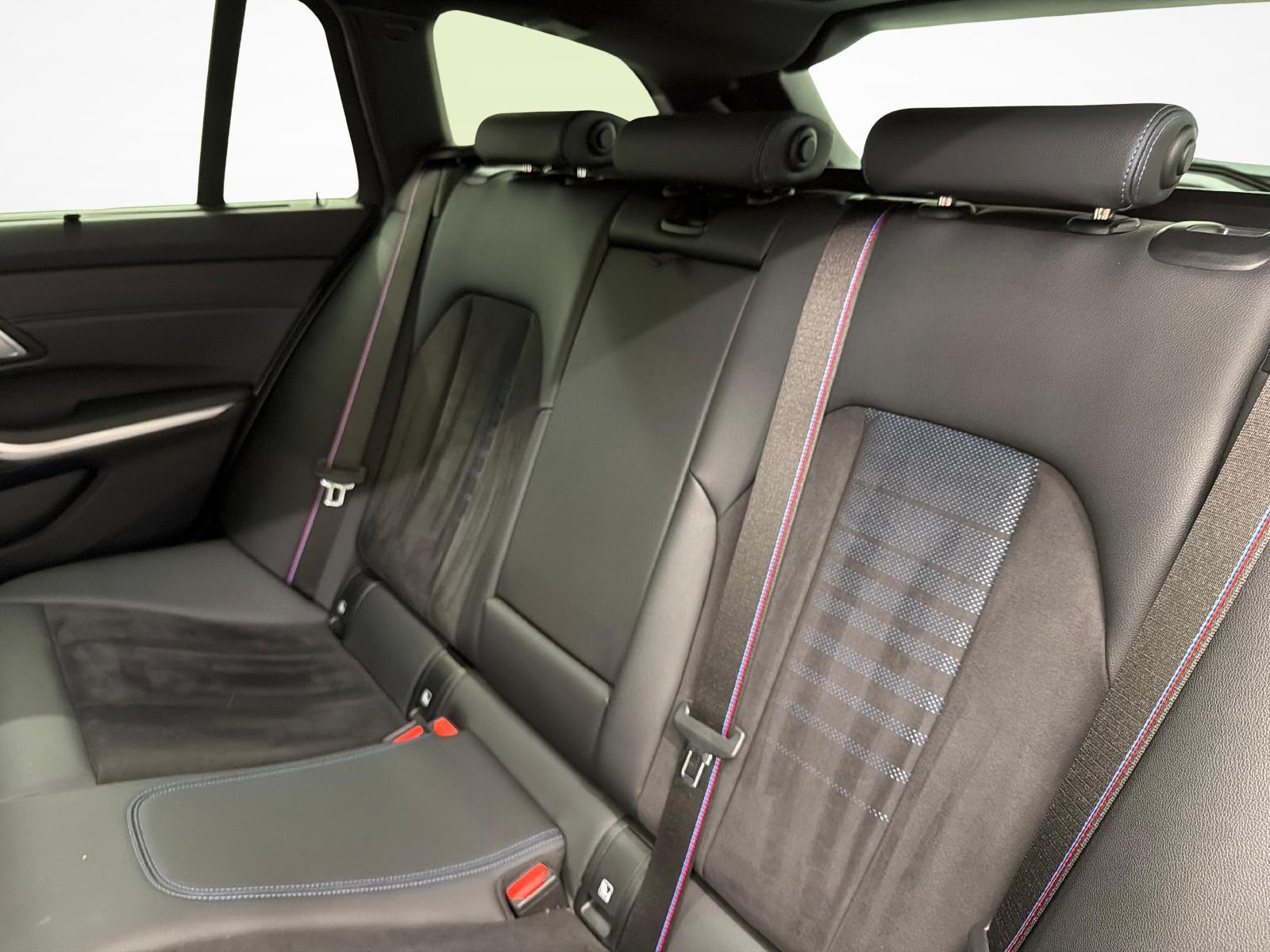 BMW 330e xDrive Touring-image-19