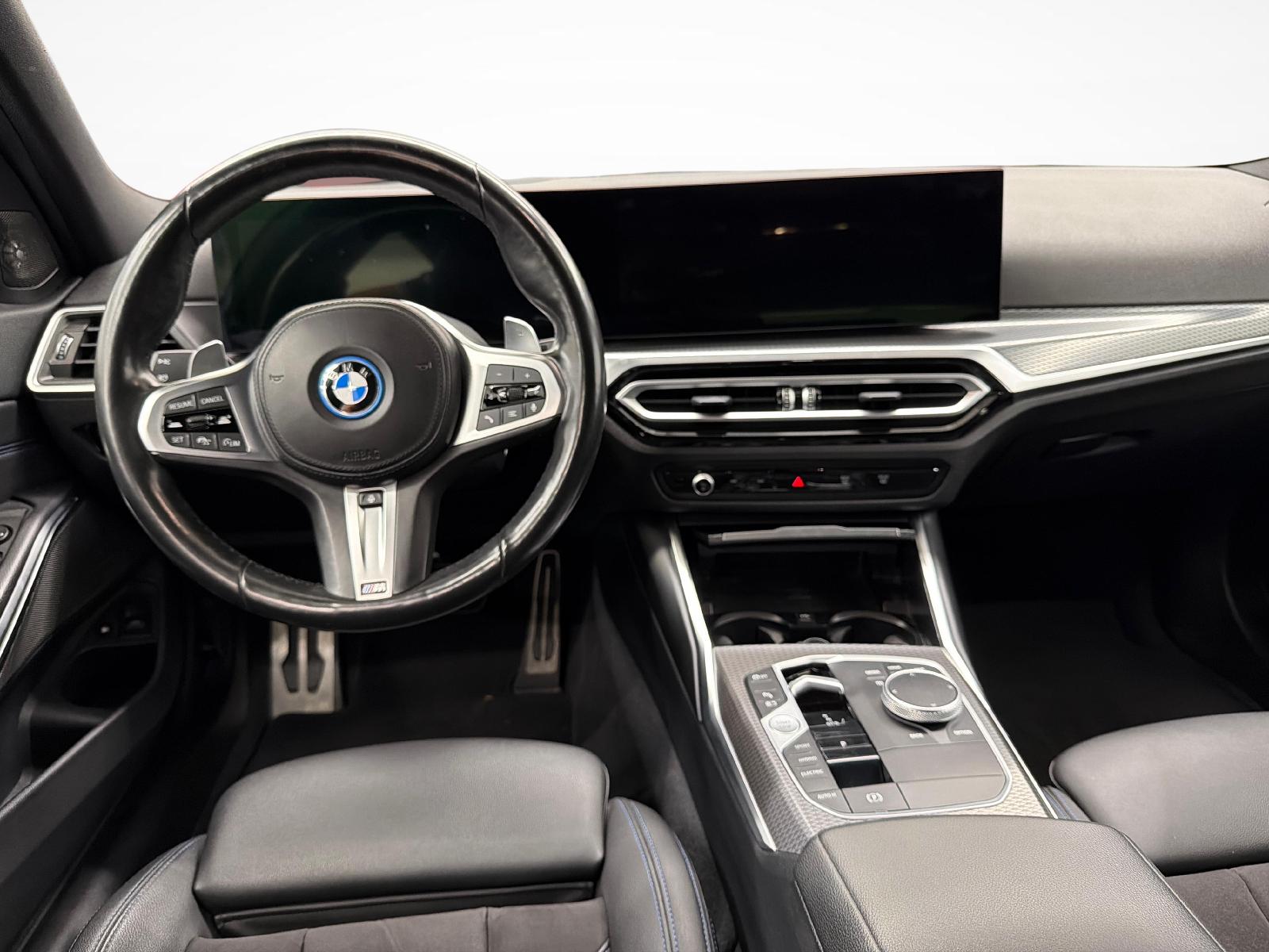 BMW 330e xDrive Touring-image-12