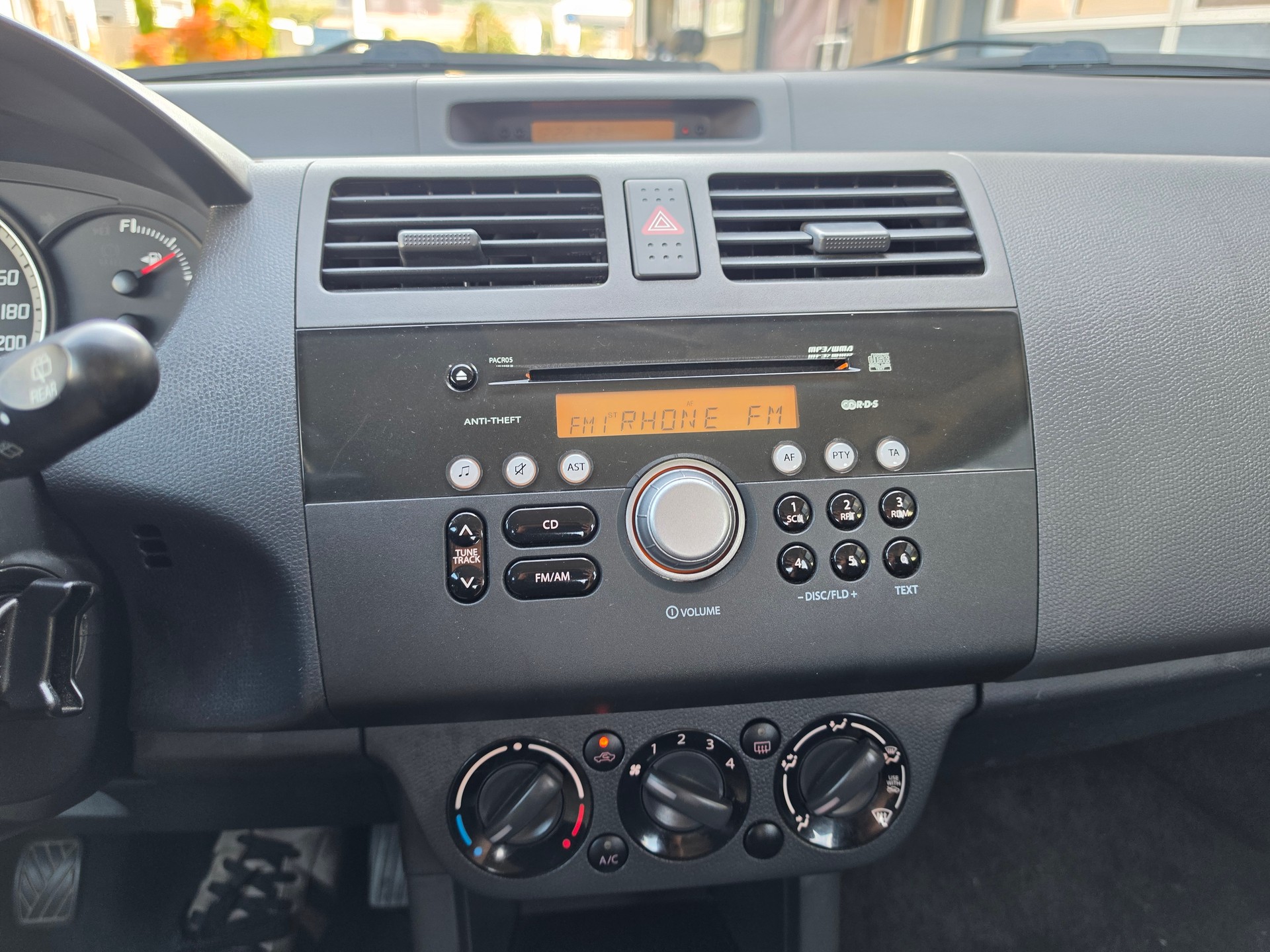 SUZUKI Swift 1.3i 16V GL Top 4x4-image-11