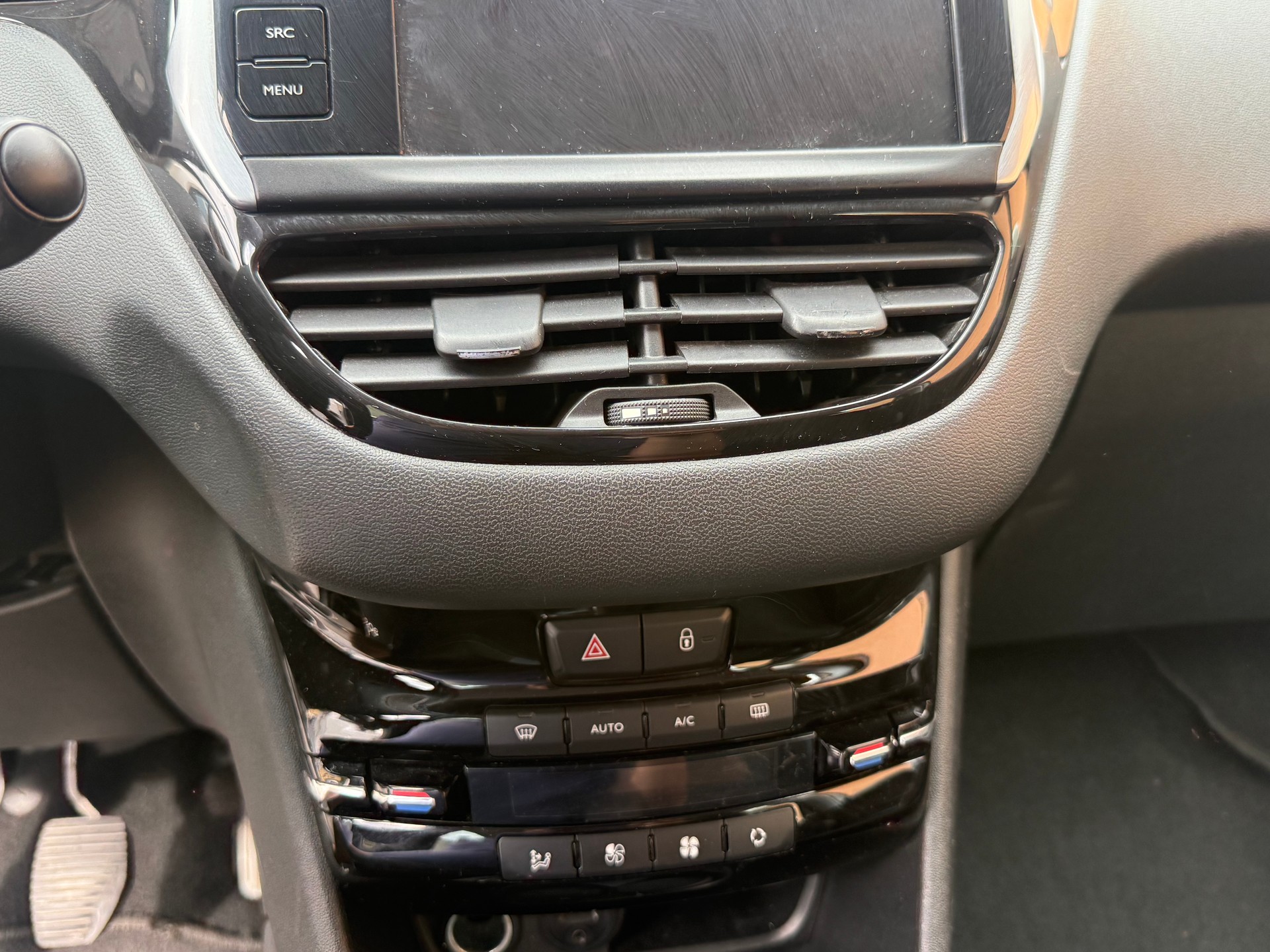 PEUGEOT 208 1.2 THP Roland Garros-image-10