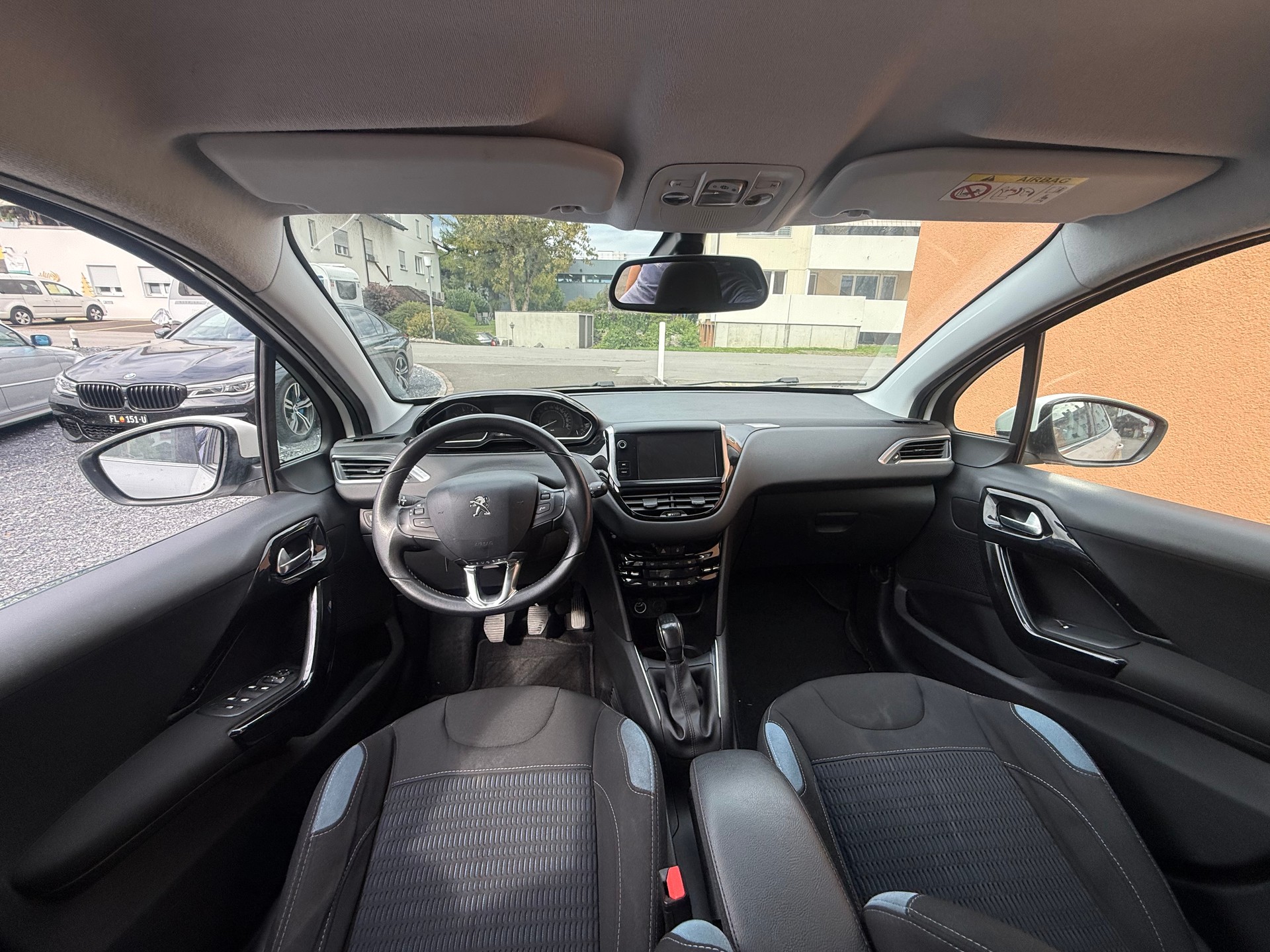 PEUGEOT 208 1.2 THP Roland Garros-image-8