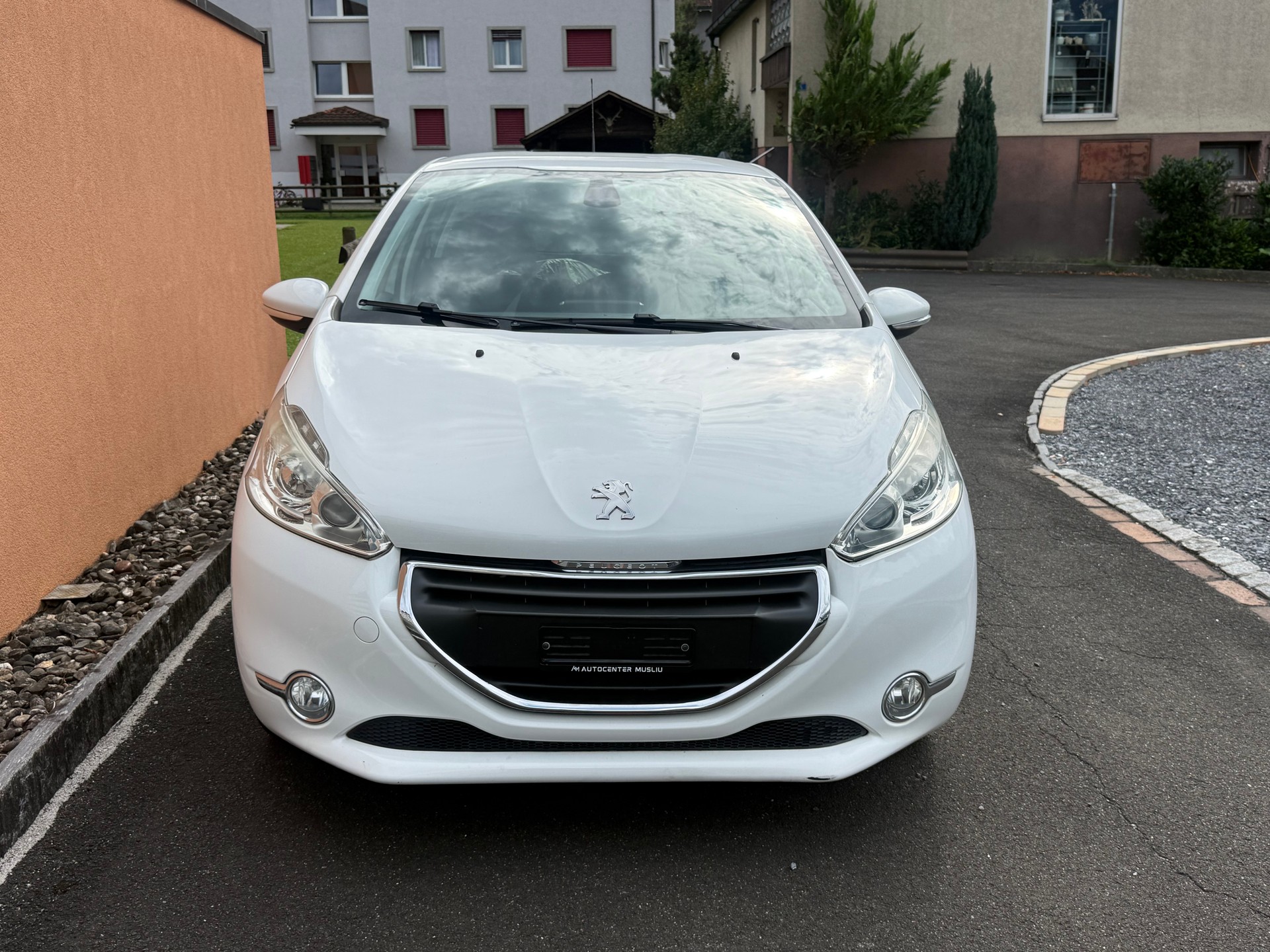 PEUGEOT 208 1.2 THP Roland Garros