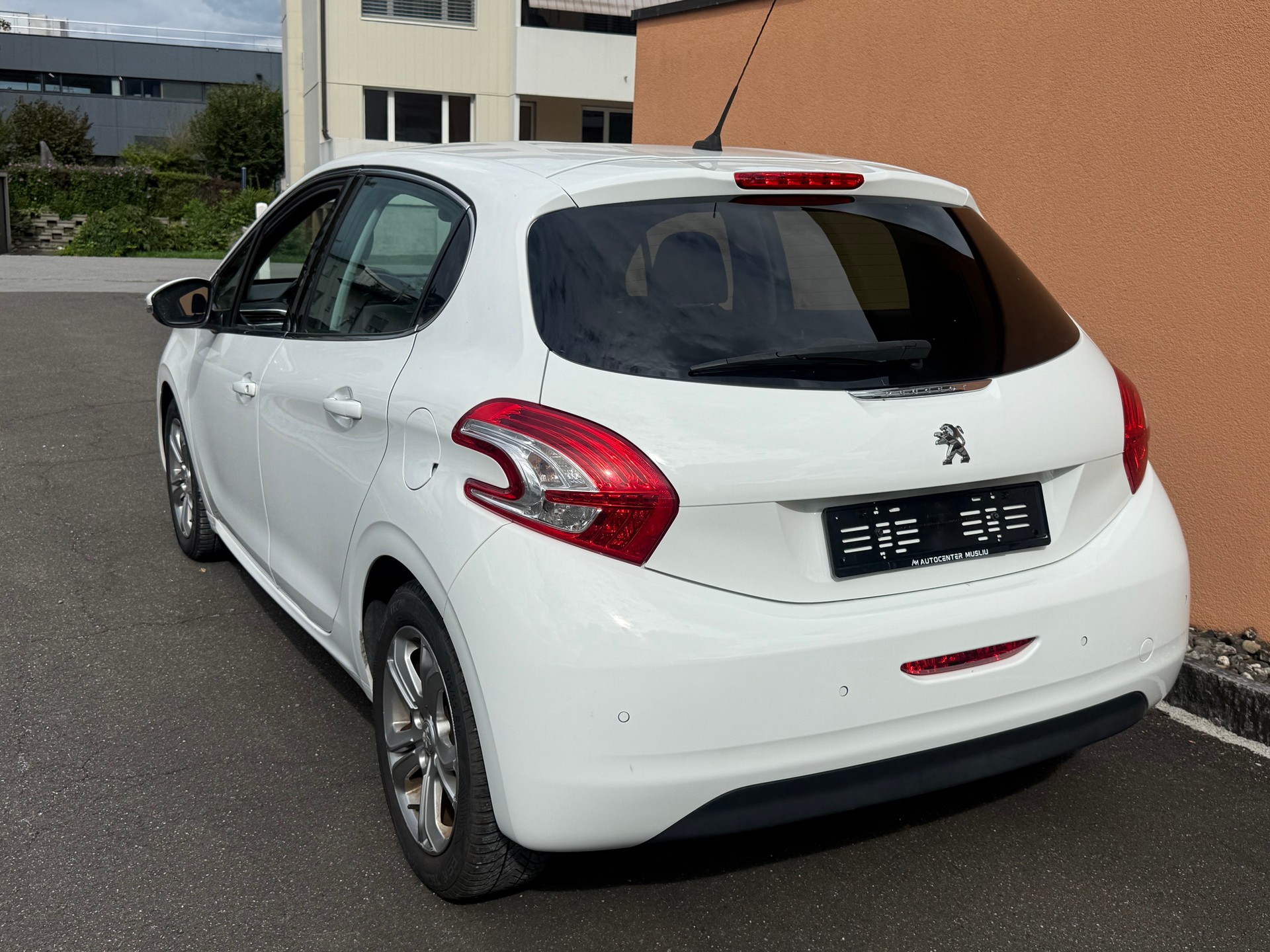 PEUGEOT 208 1.2 THP Roland Garros-image-6