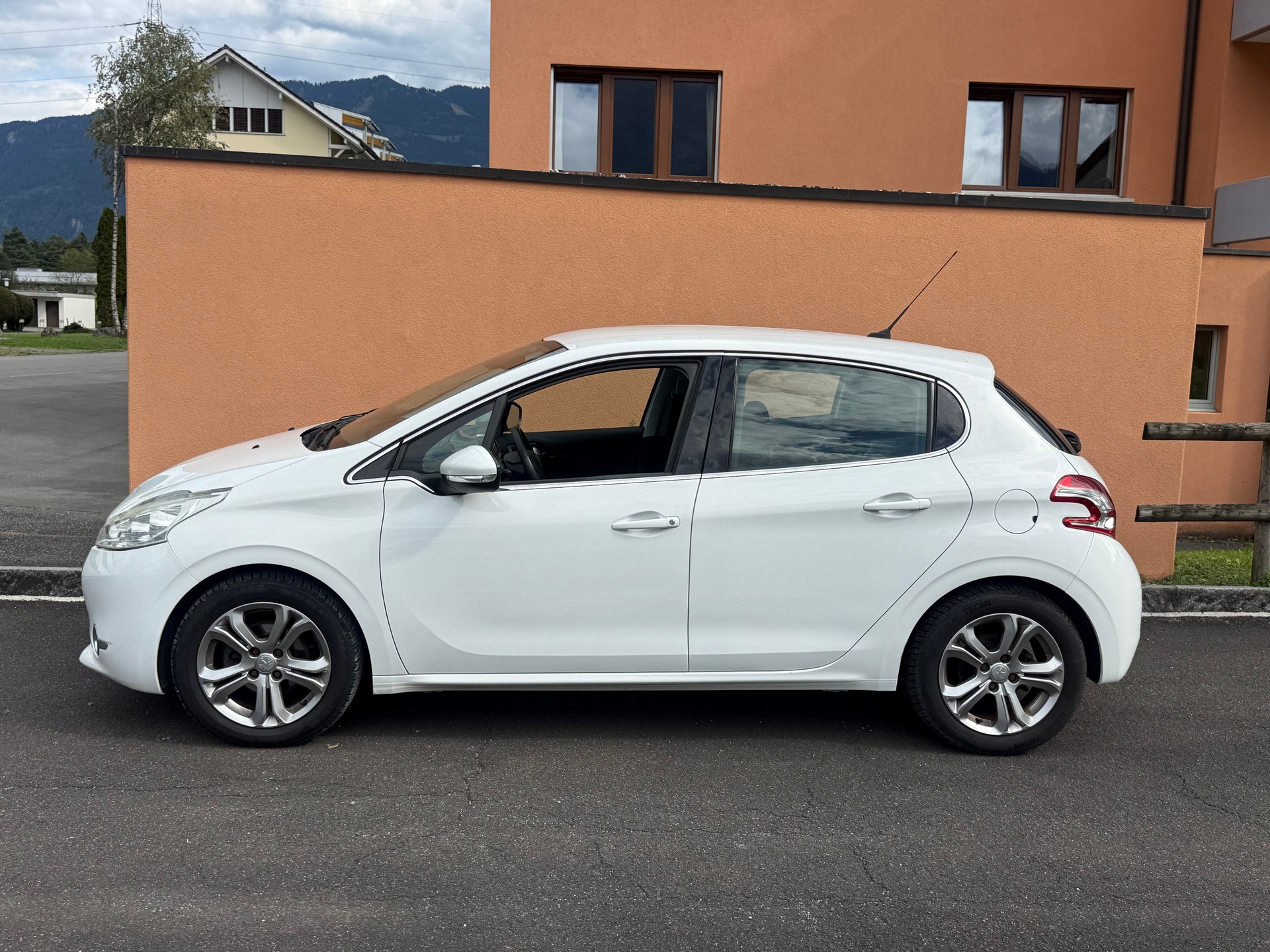 PEUGEOT 208 1.2 THP Roland Garros-image-4