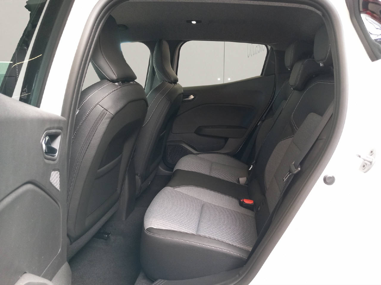 RENAULT Clio 1.6 E-Tech techno-image-10