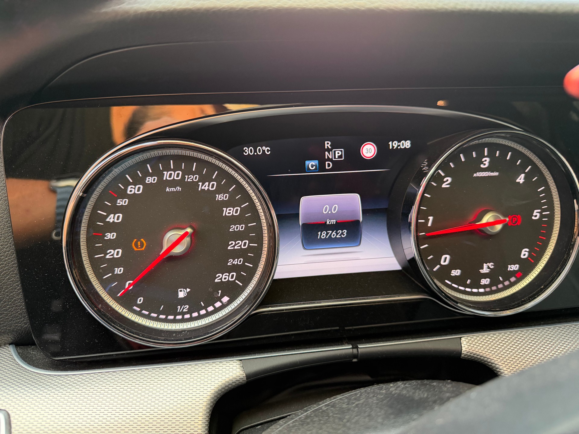 MERCEDES-BENZ E 220 d-image-5
