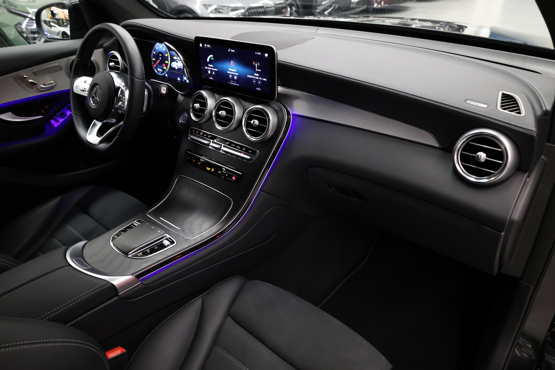 MERCEDES-BENZ GLC 200 Night Star AMG Line 4m-image-15