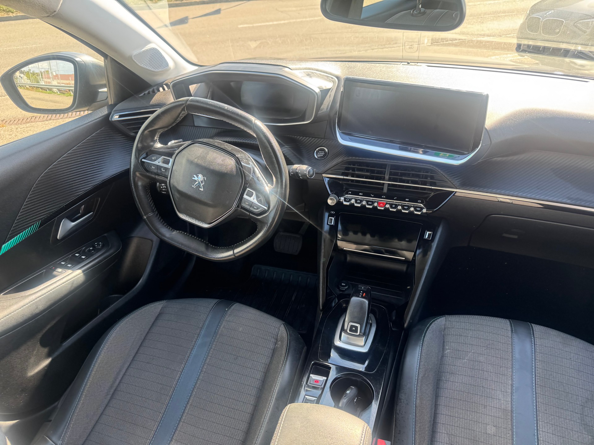PEUGEOT 208 1.2 PureTech Allure EAT8-image-5