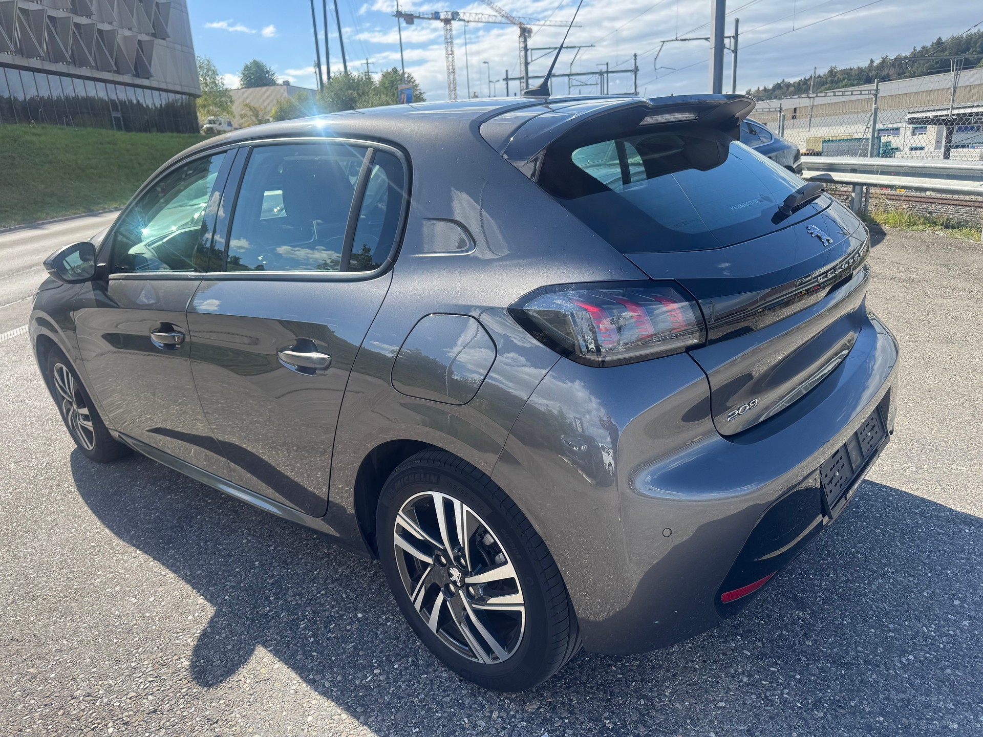 PEUGEOT 208 1.2 PureTech Allure EAT8-image-3