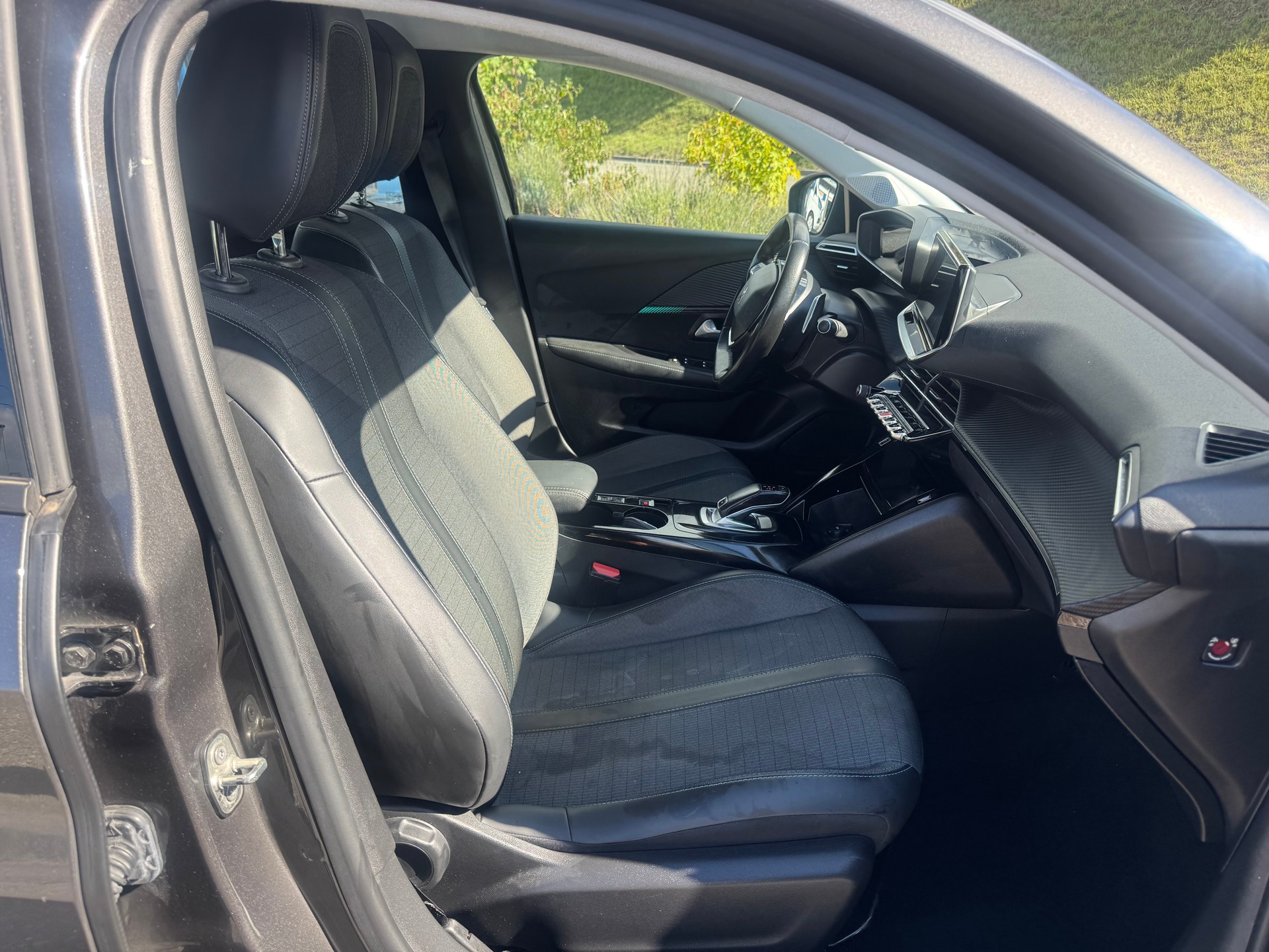 PEUGEOT 208 1.2 PureTech Allure EAT8-image-7