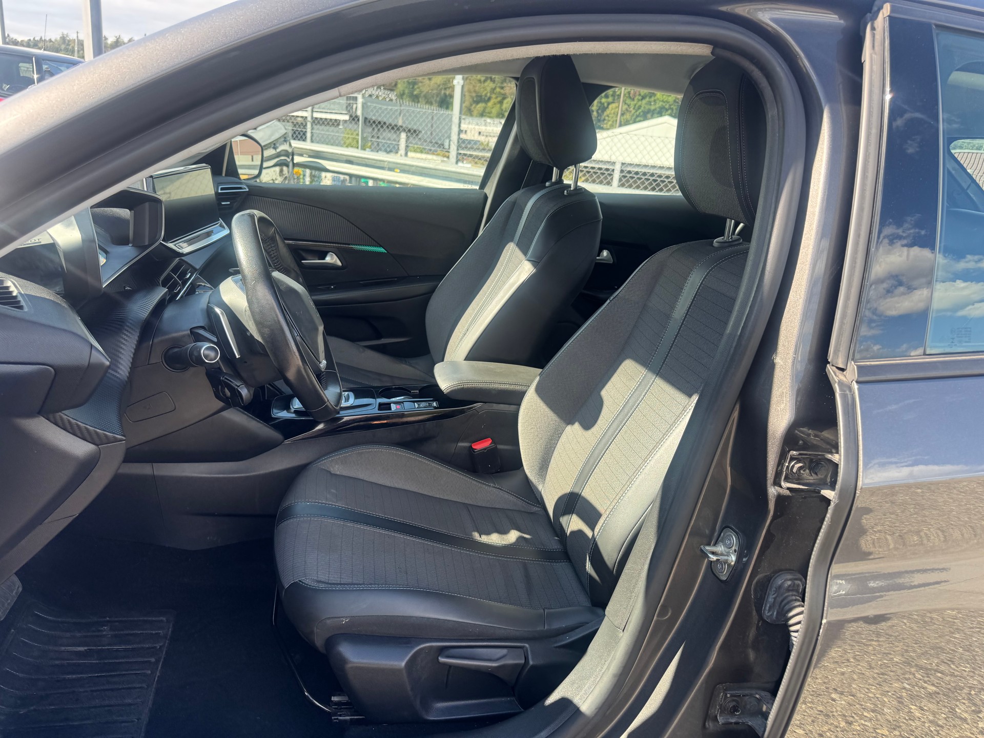 PEUGEOT 208 1.2 PureTech Allure EAT8-image-6
