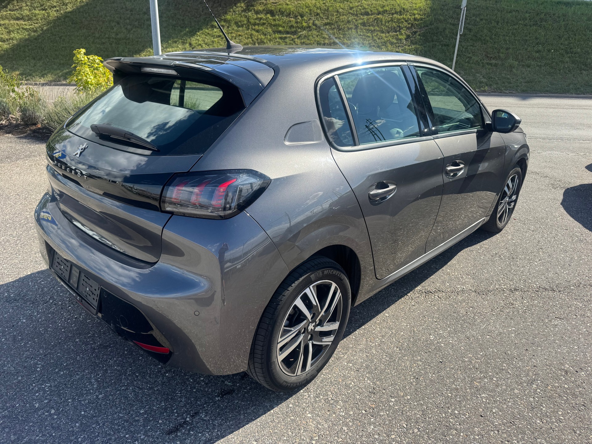PEUGEOT 208 1.2 PureTech Allure EAT8-image-2