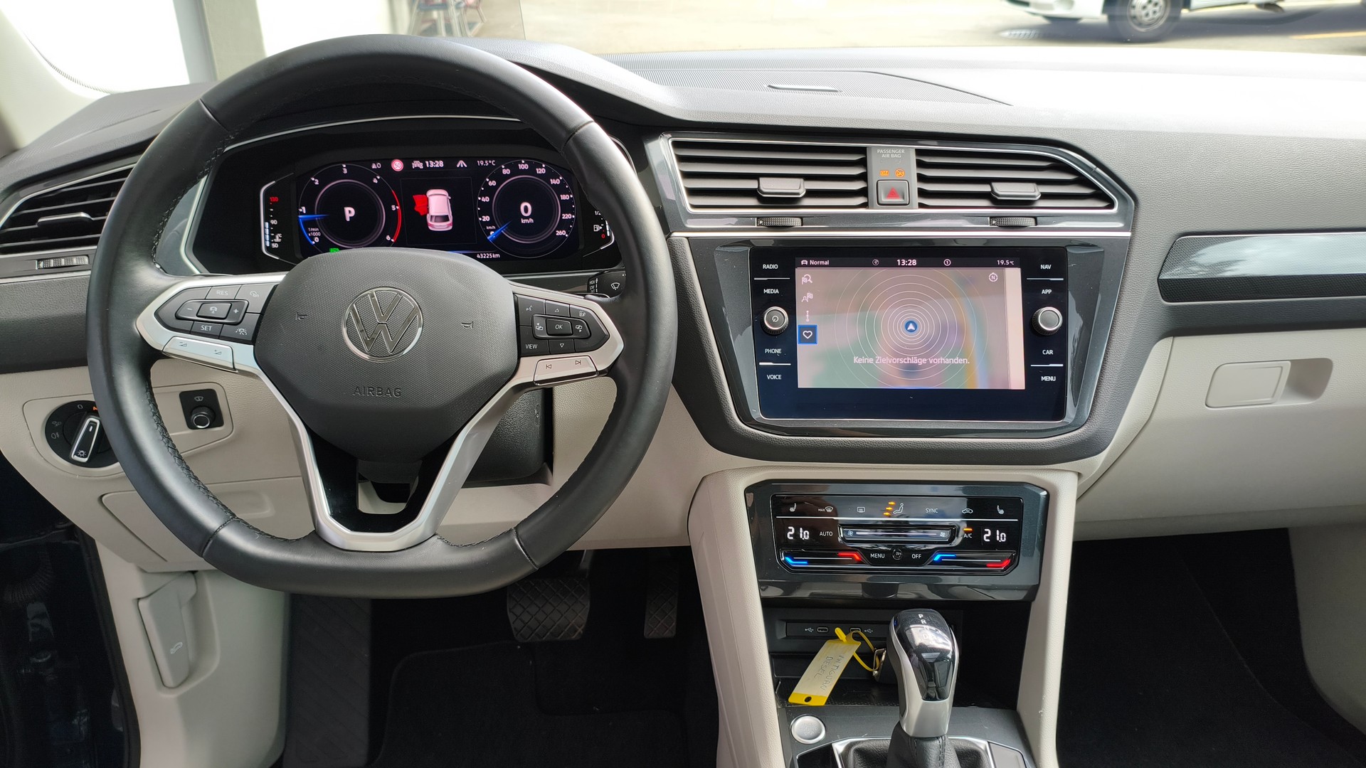 VW Tiguan 2.0 TDI SCR Elegance 4Motion DSG-image-12