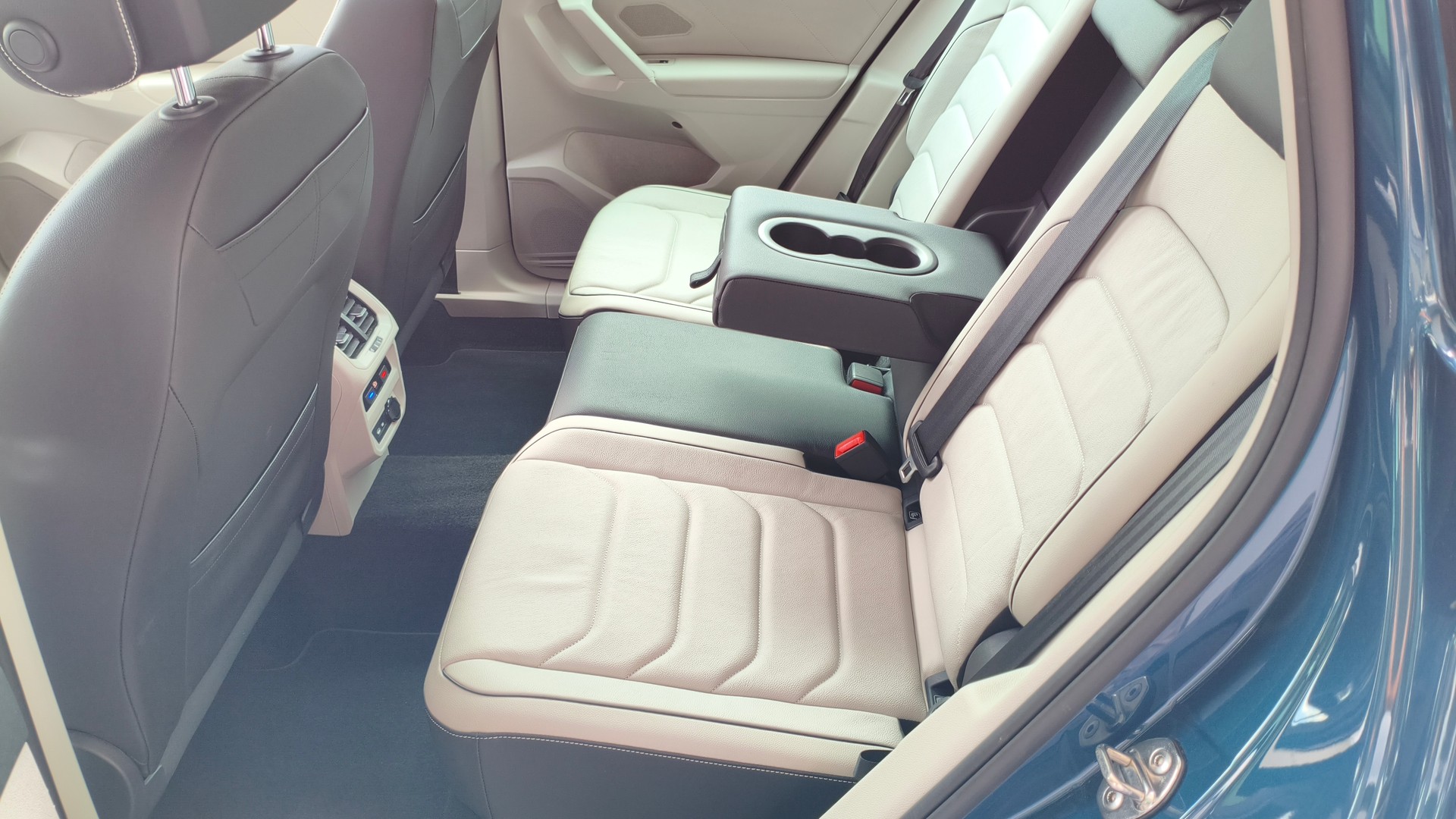 VW Tiguan 2.0 TDI SCR Elegance 4Motion DSG-image-10