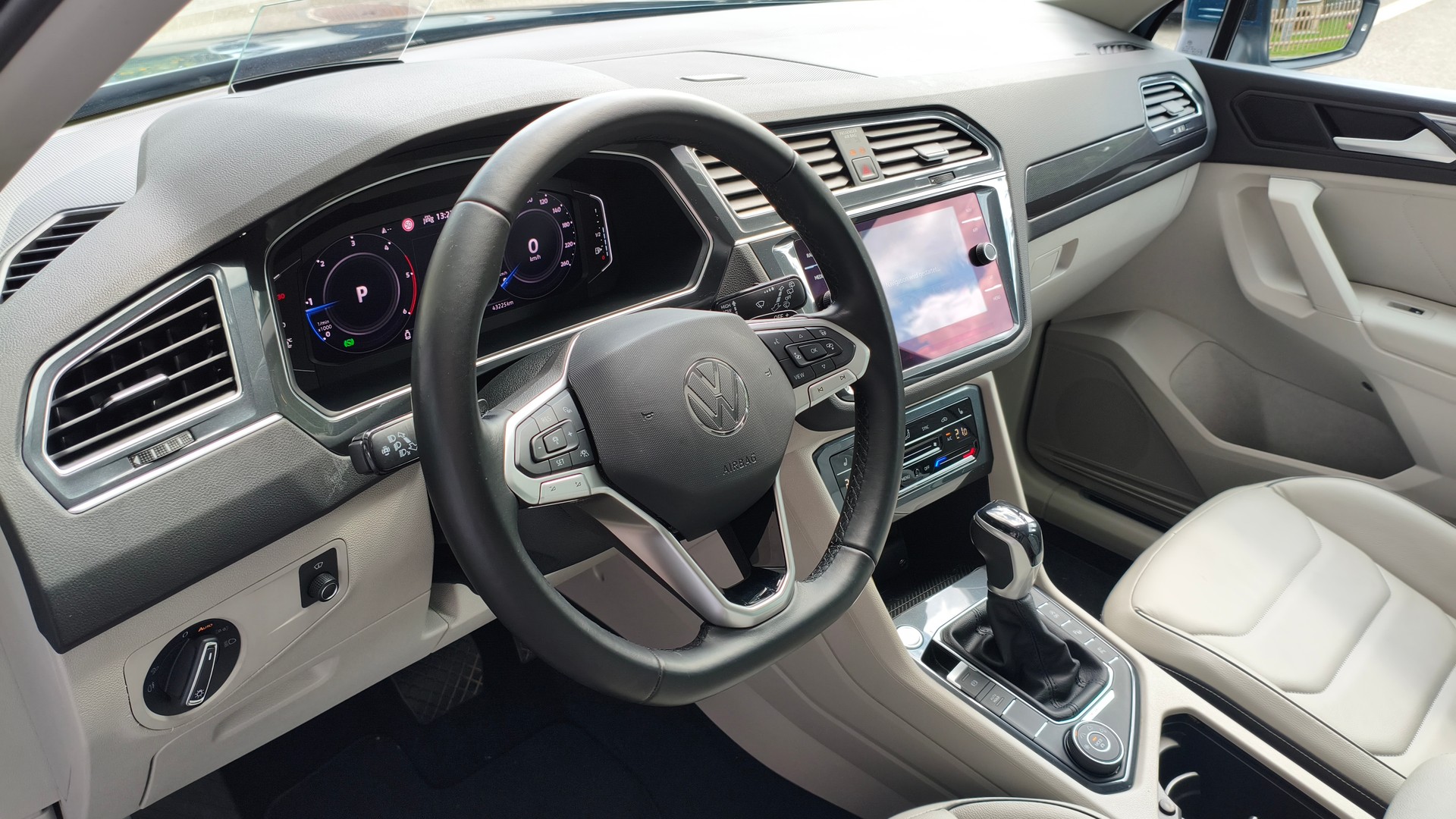 VW Tiguan 2.0 TDI SCR Elegance 4Motion DSG-image-8