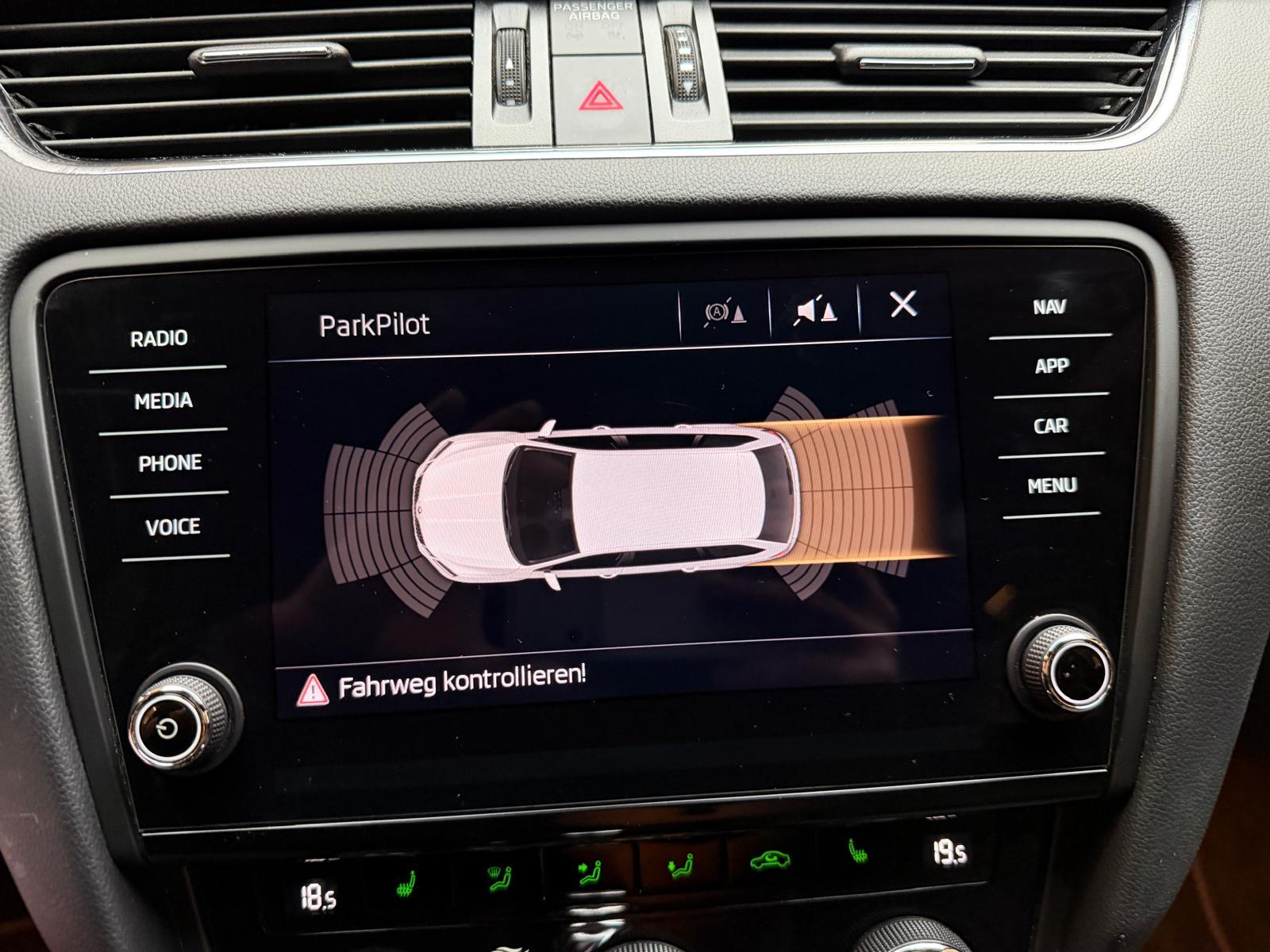 SKODA Octavia Combi 2.0 TSI 245 RS DSG-image-21
