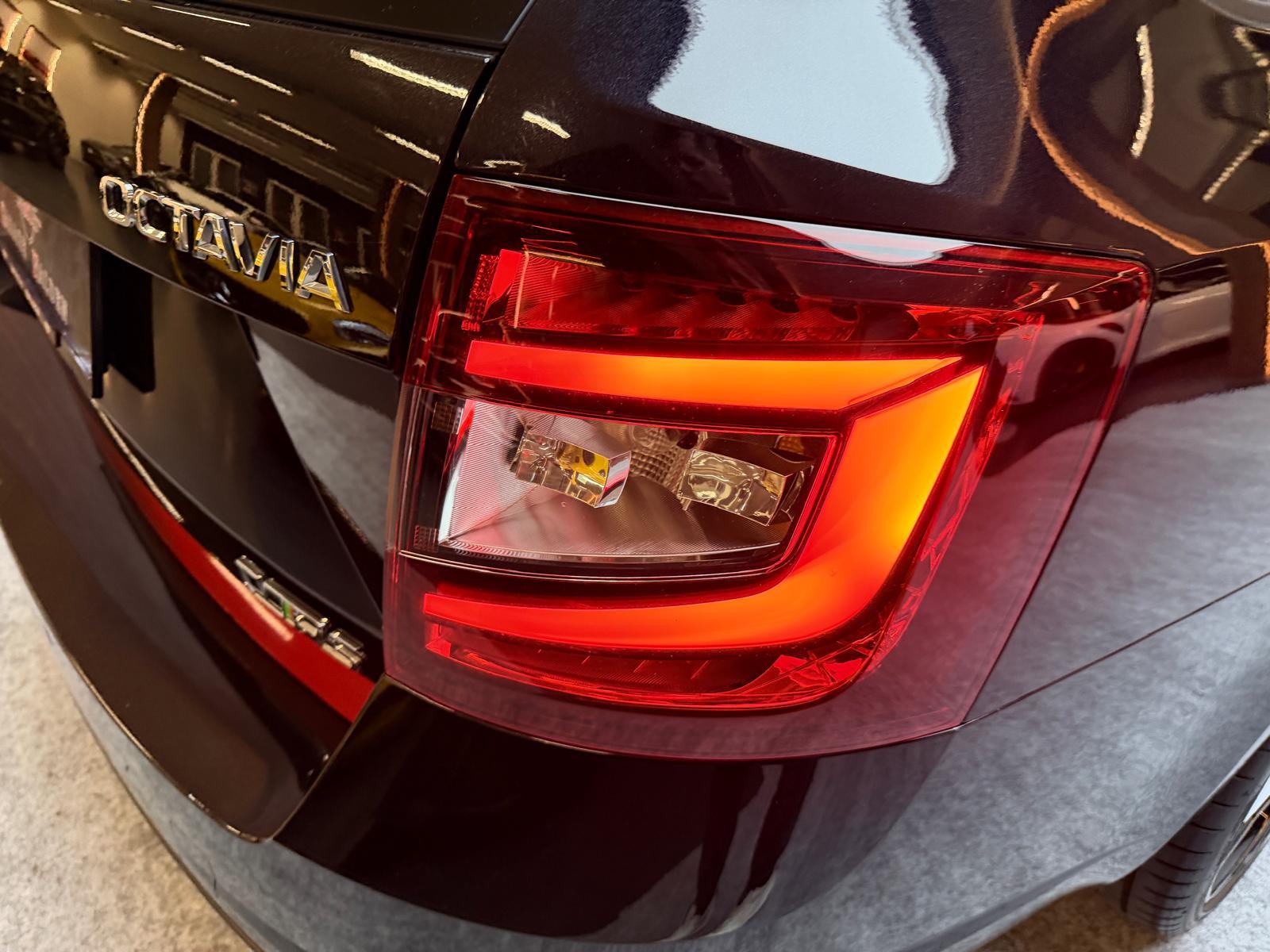 SKODA Octavia Combi 2.0 TSI 245 RS DSG-image-10