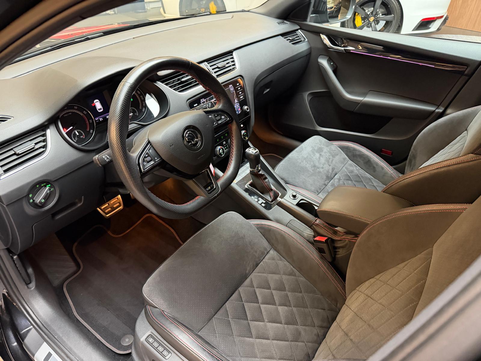 SKODA Octavia Combi 2.0 TSI 245 RS DSG-image-13