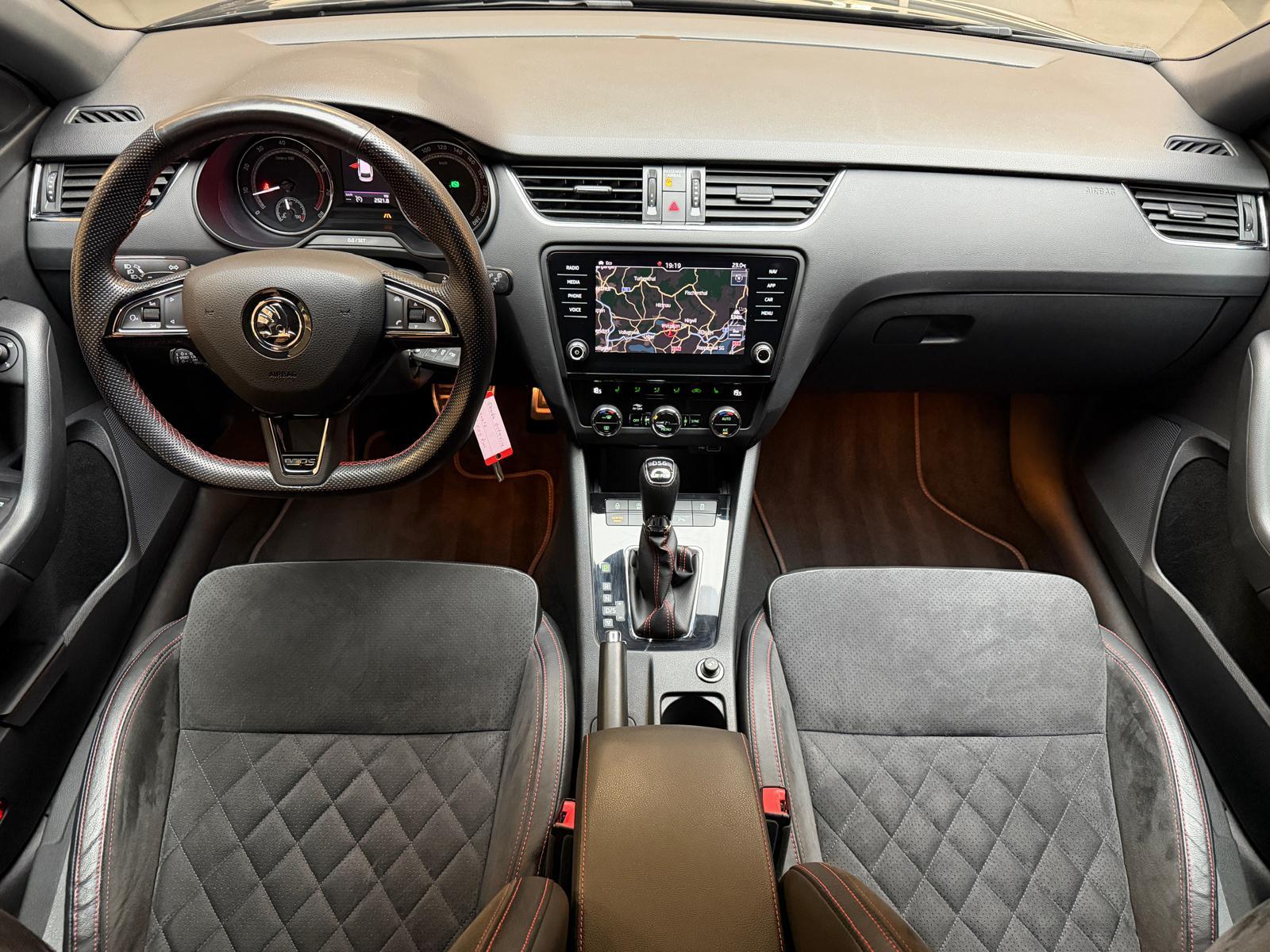 SKODA Octavia Combi 2.0 TSI 245 RS DSG-image-11