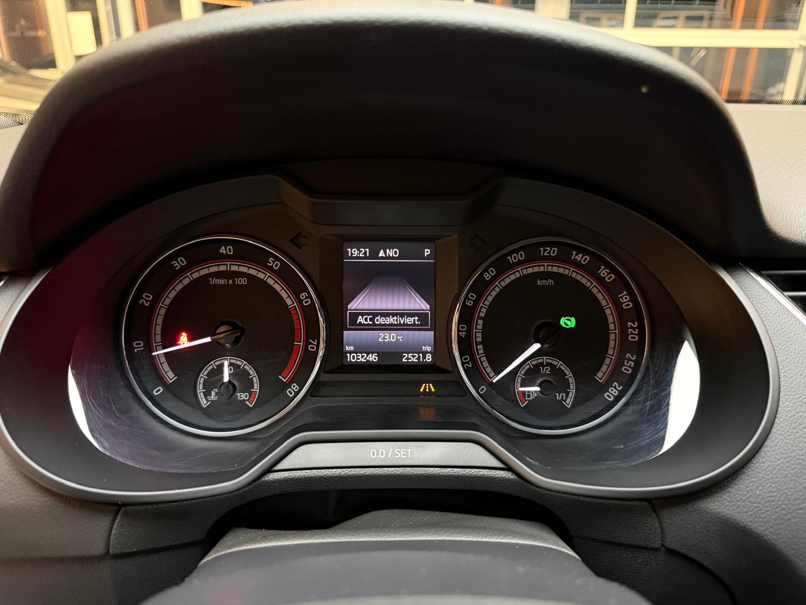 SKODA Octavia Combi 2.0 TSI 245 RS DSG-image-22