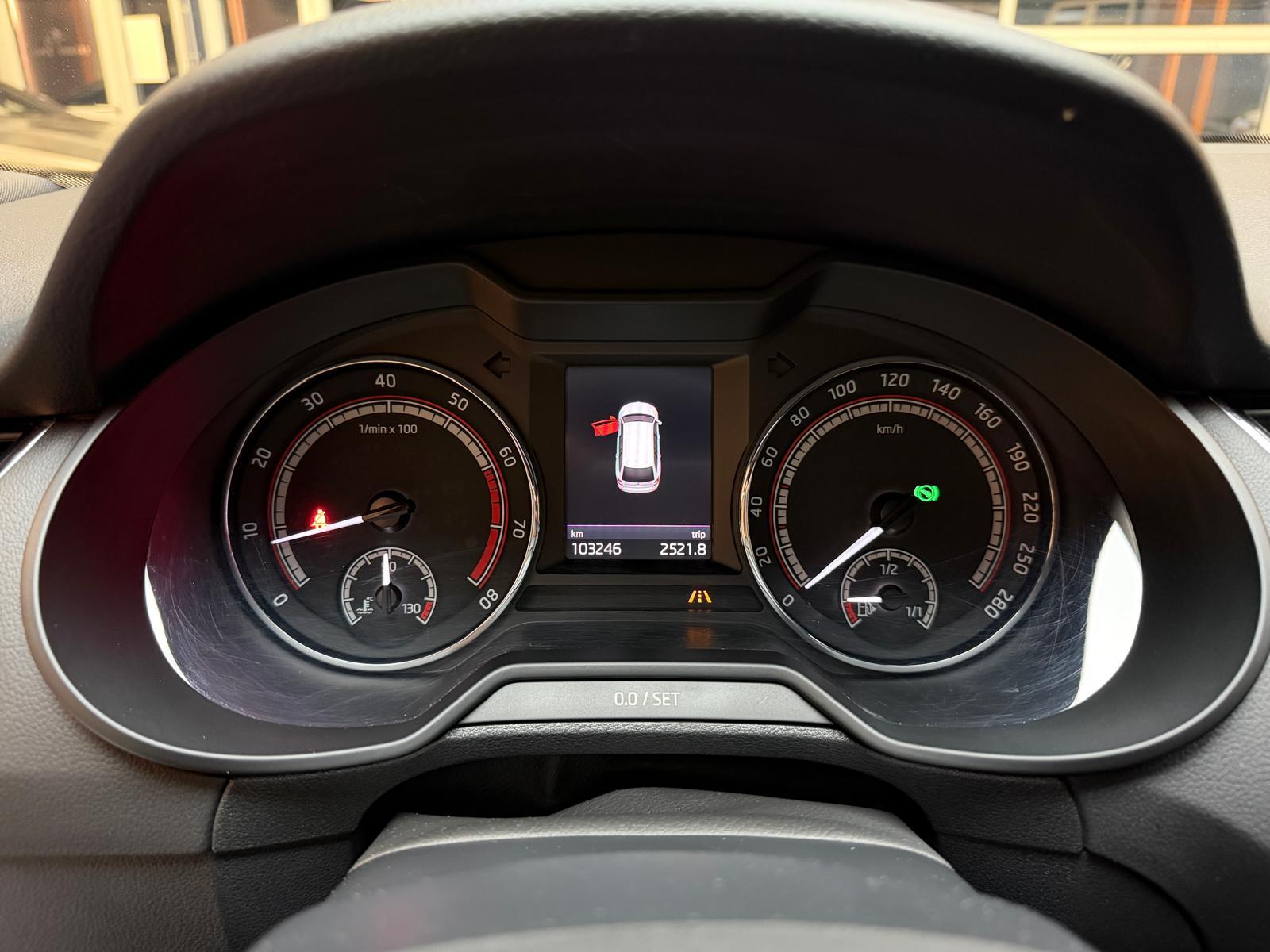 SKODA Octavia Combi 2.0 TSI 245 RS DSG-image-24