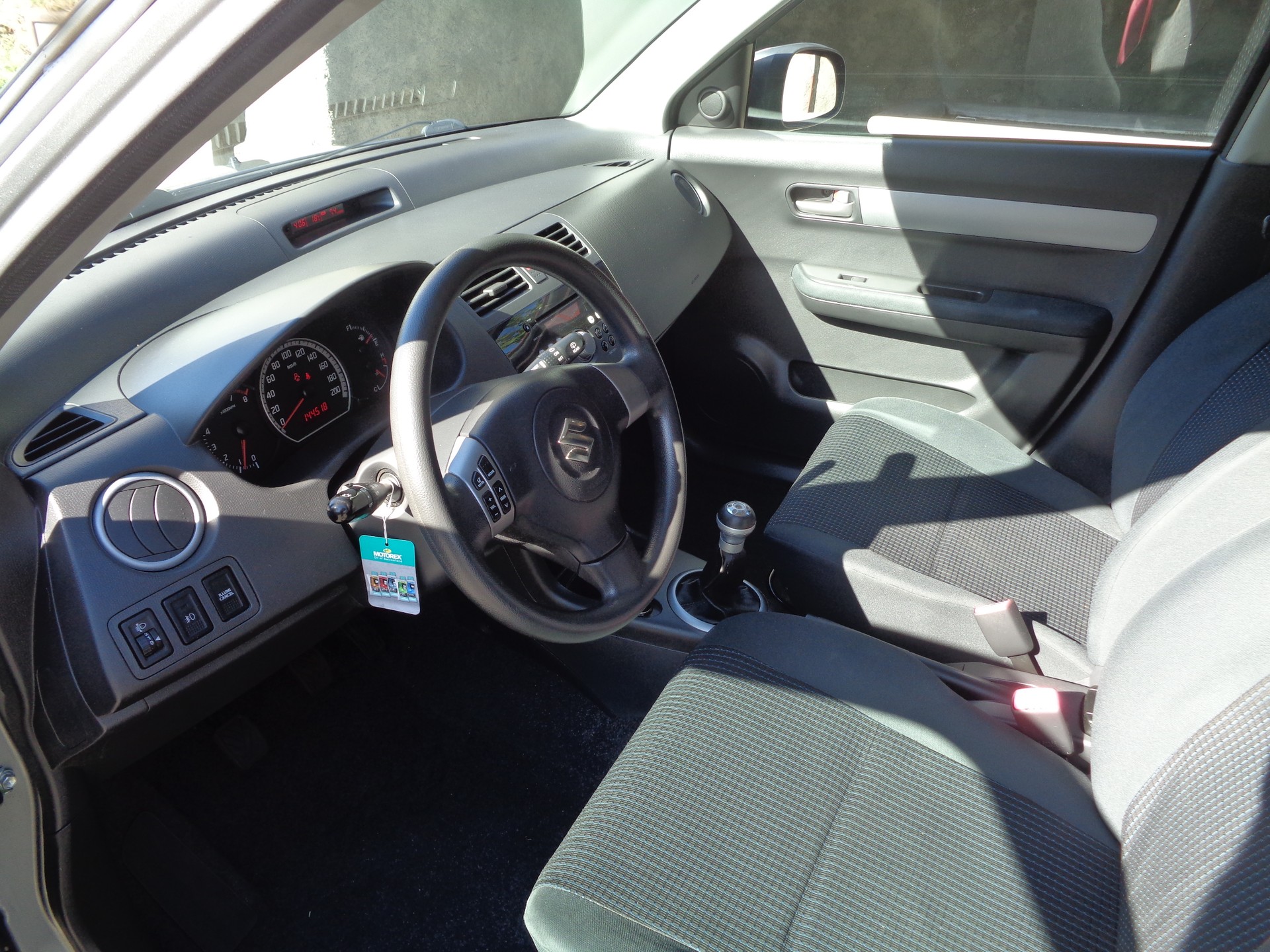 SUZUKI Swift 1.5i 16V VVT GL Top-image-6