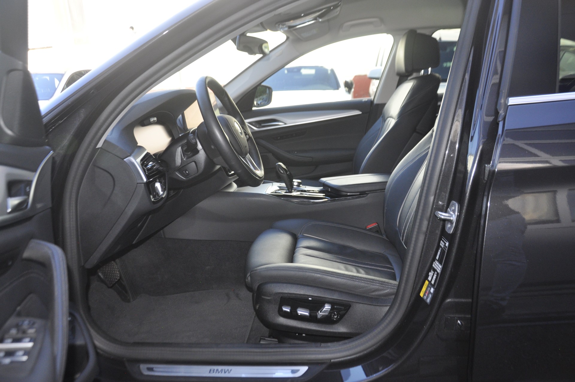 BMW 545e xDrive Colour Edition Steptronic-image-4