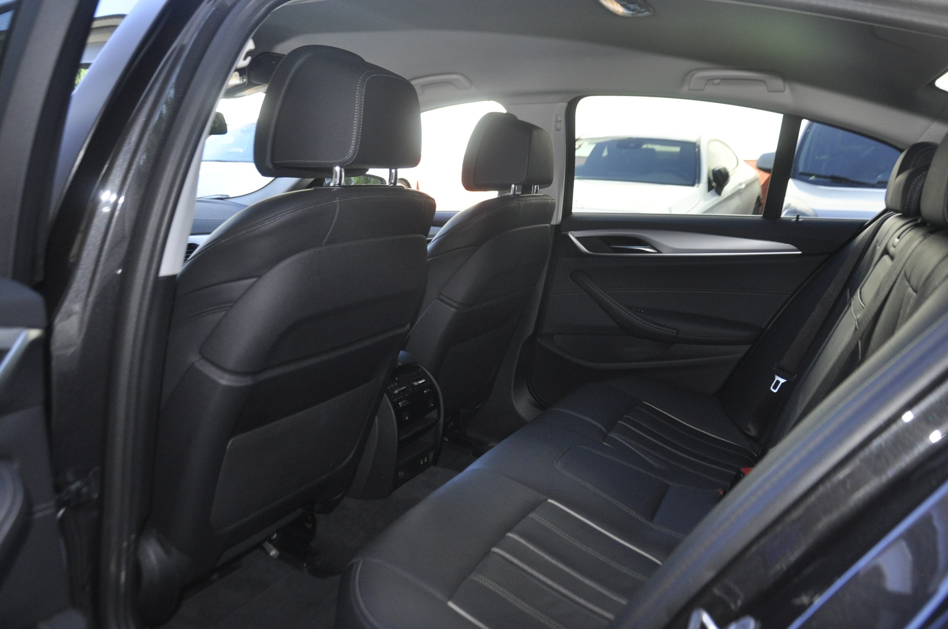 BMW 545e xDrive Colour Edition Steptronic-image-8