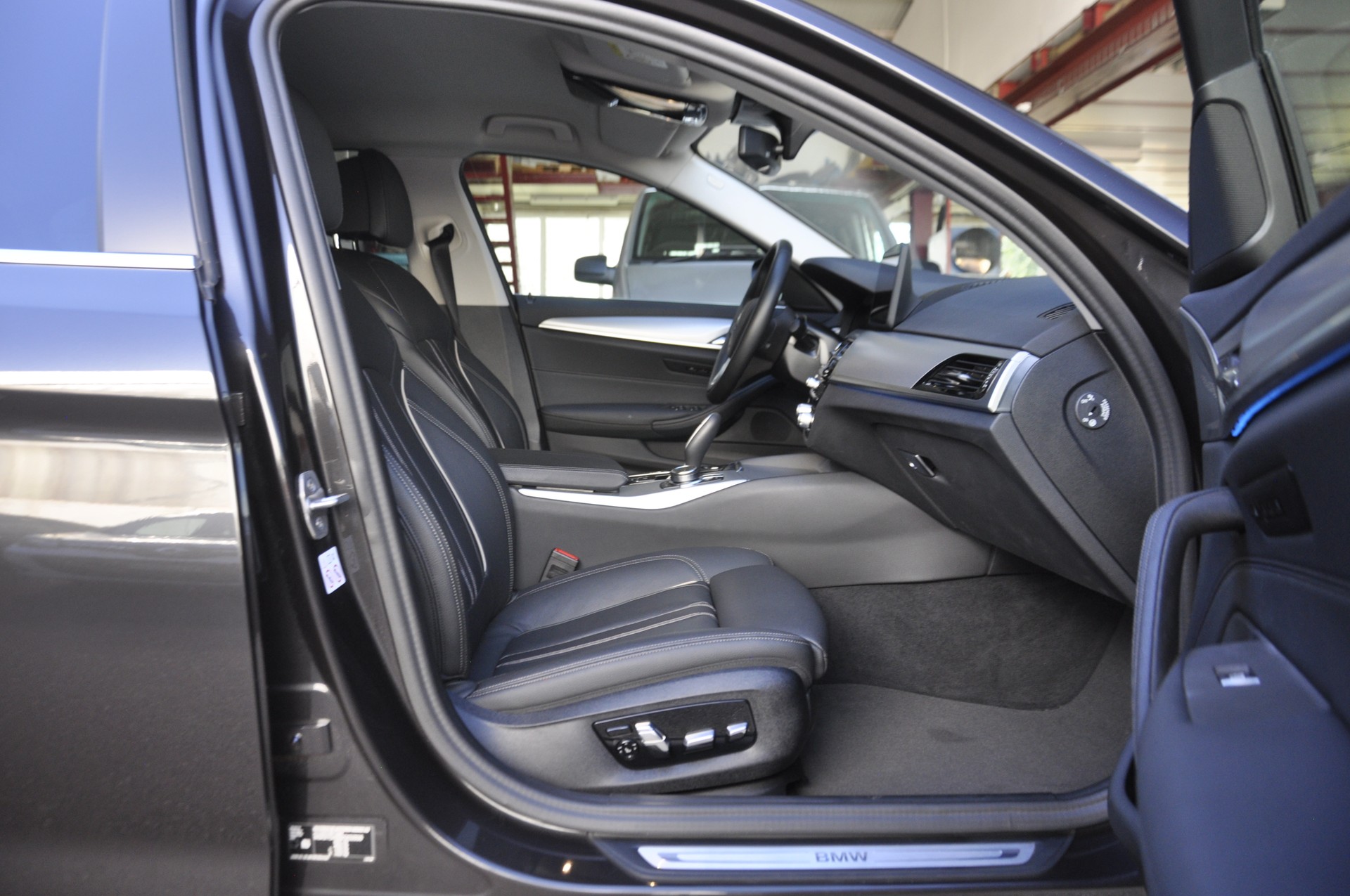 BMW 545e xDrive Colour Edition Steptronic-image-6