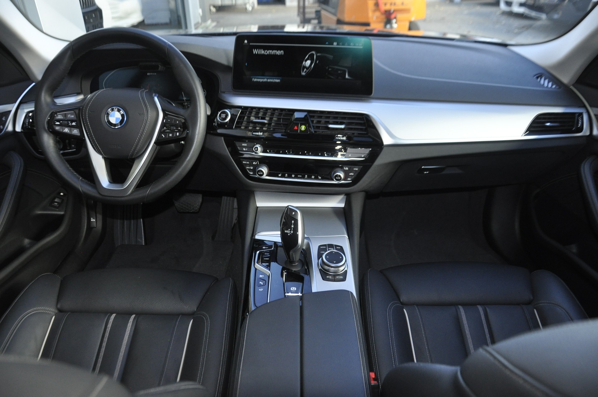 BMW 545e xDrive Colour Edition Steptronic-image-9