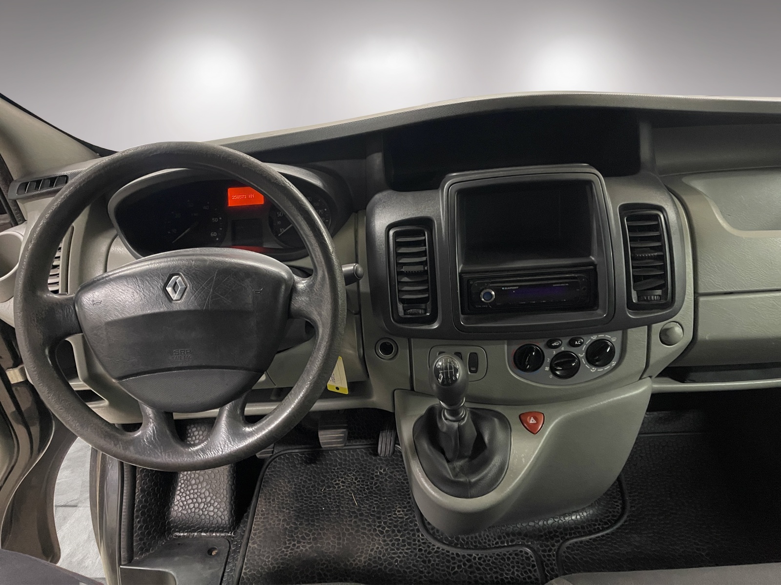 RENAULT Trafic 2.0 dCi 115 2.9t L1H1-image-10