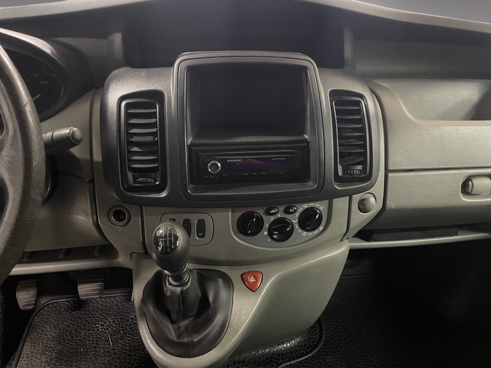 RENAULT Trafic 2.0 dCi 115 2.9t L1H1-image-11