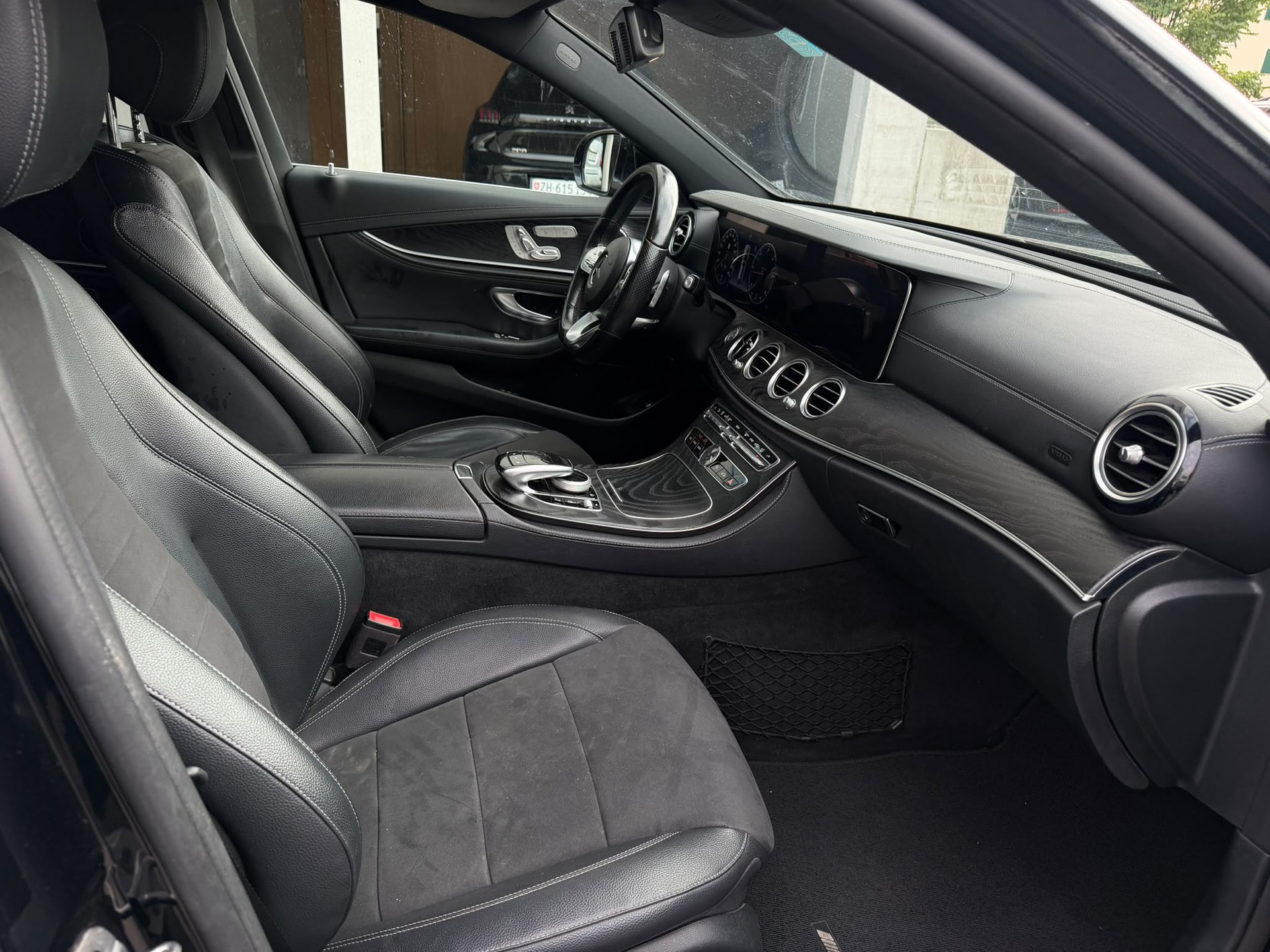 MERCEDES-BENZ E 220 d AMG Line 4Matic 9G-Tronic-image-4