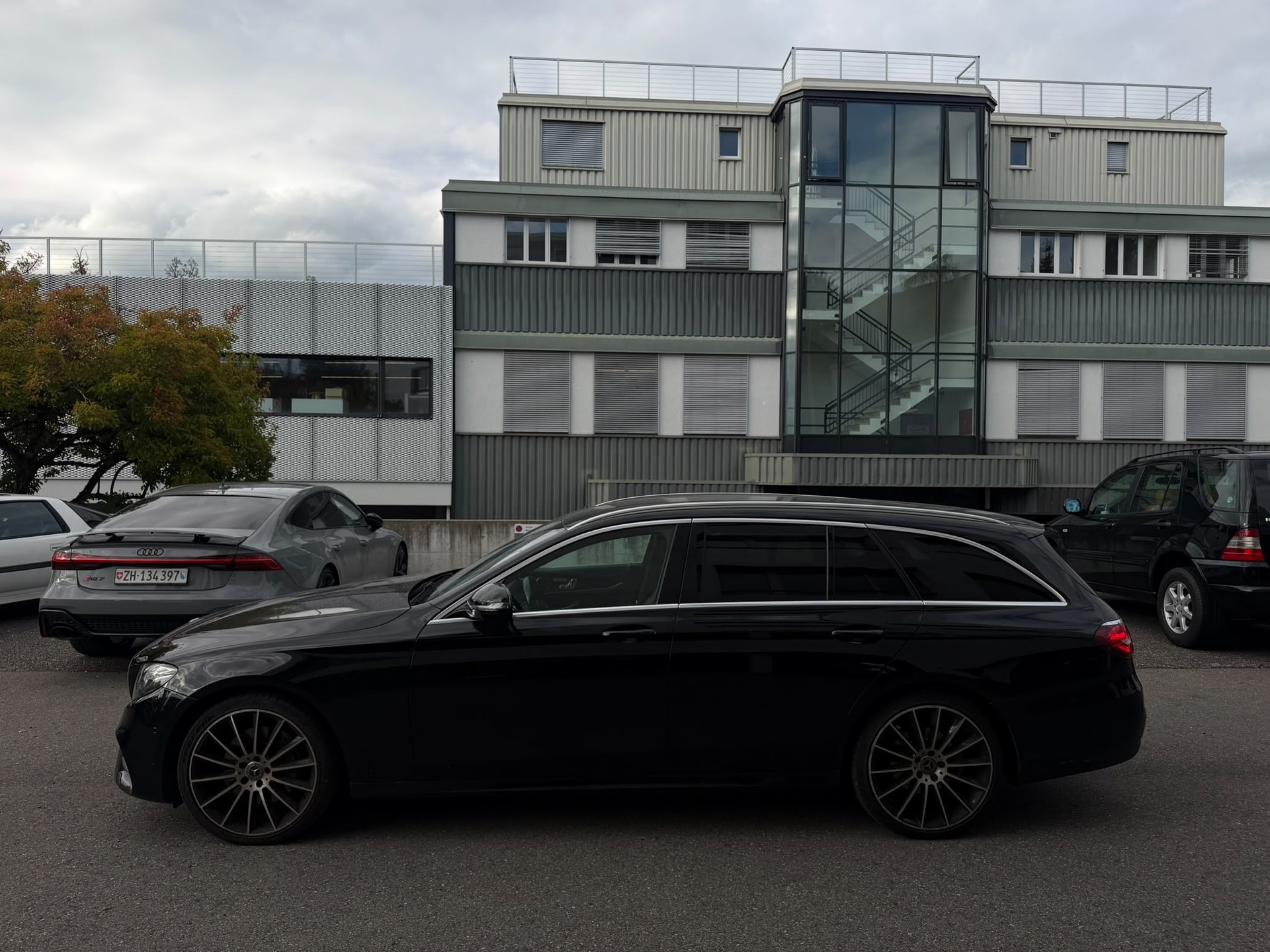 MERCEDES-BENZ E 220 d AMG Line 4Matic 9G-Tronic-image-3