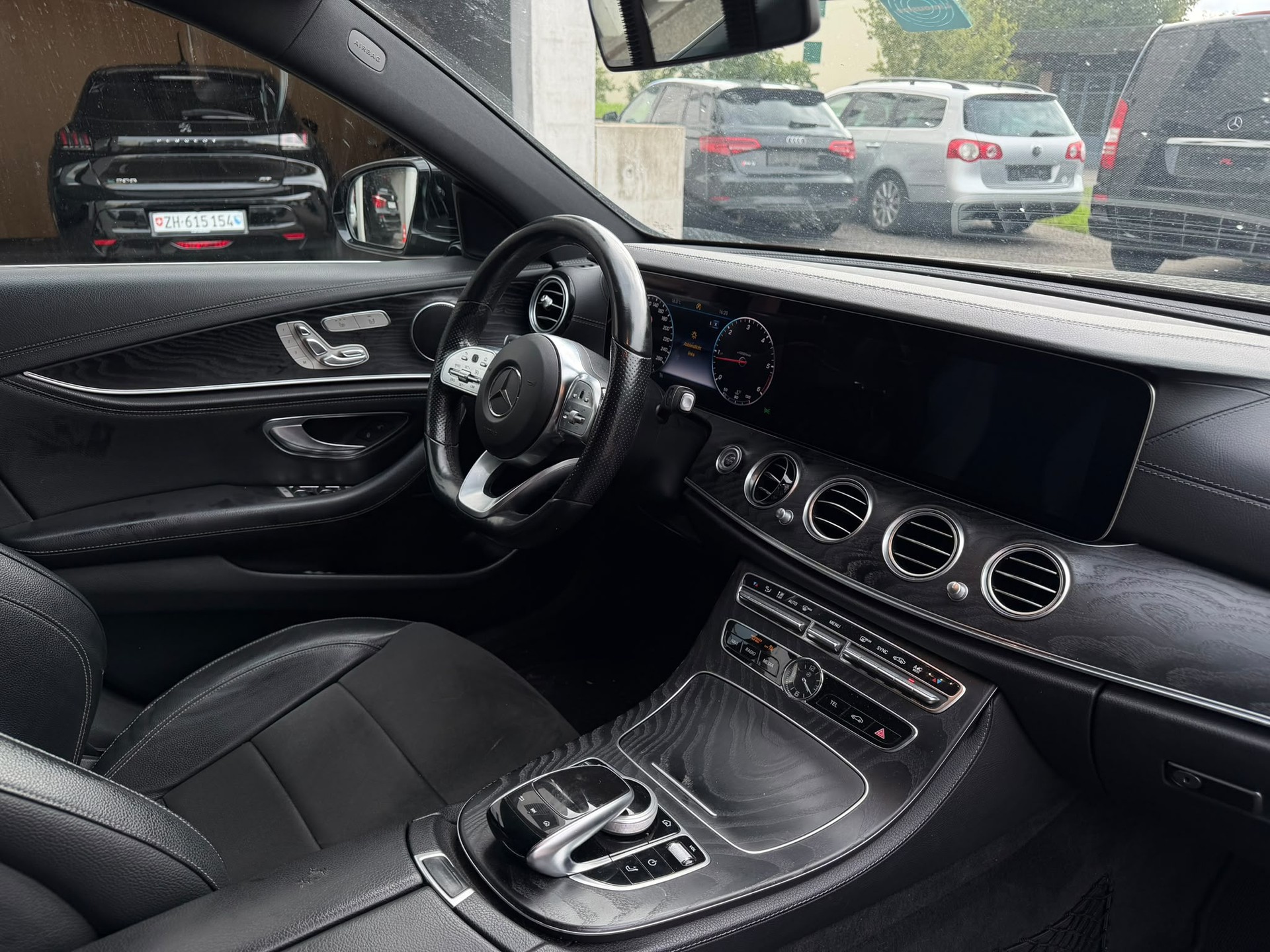 MERCEDES-BENZ E 220 d AMG Line 4Matic 9G-Tronic-image-5
