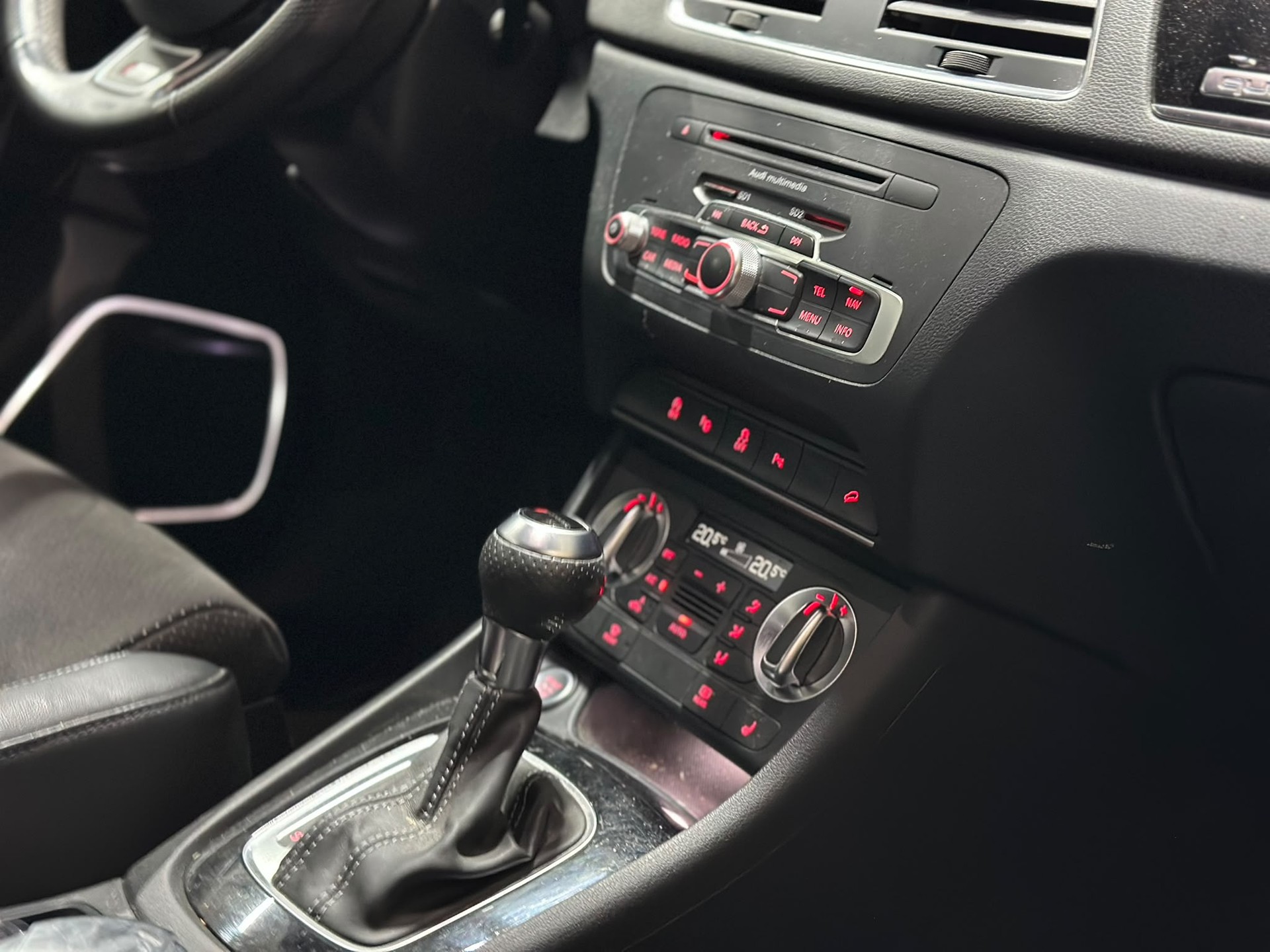 AUDI Q3 2.0 TFSI quattro S-tronic-image-11