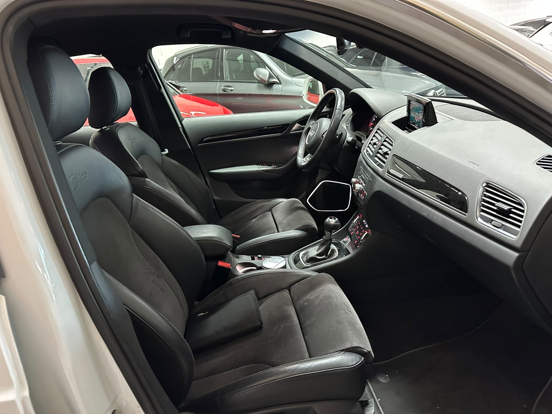 AUDI Q3 2.0 TFSI quattro S-tronic-image-10