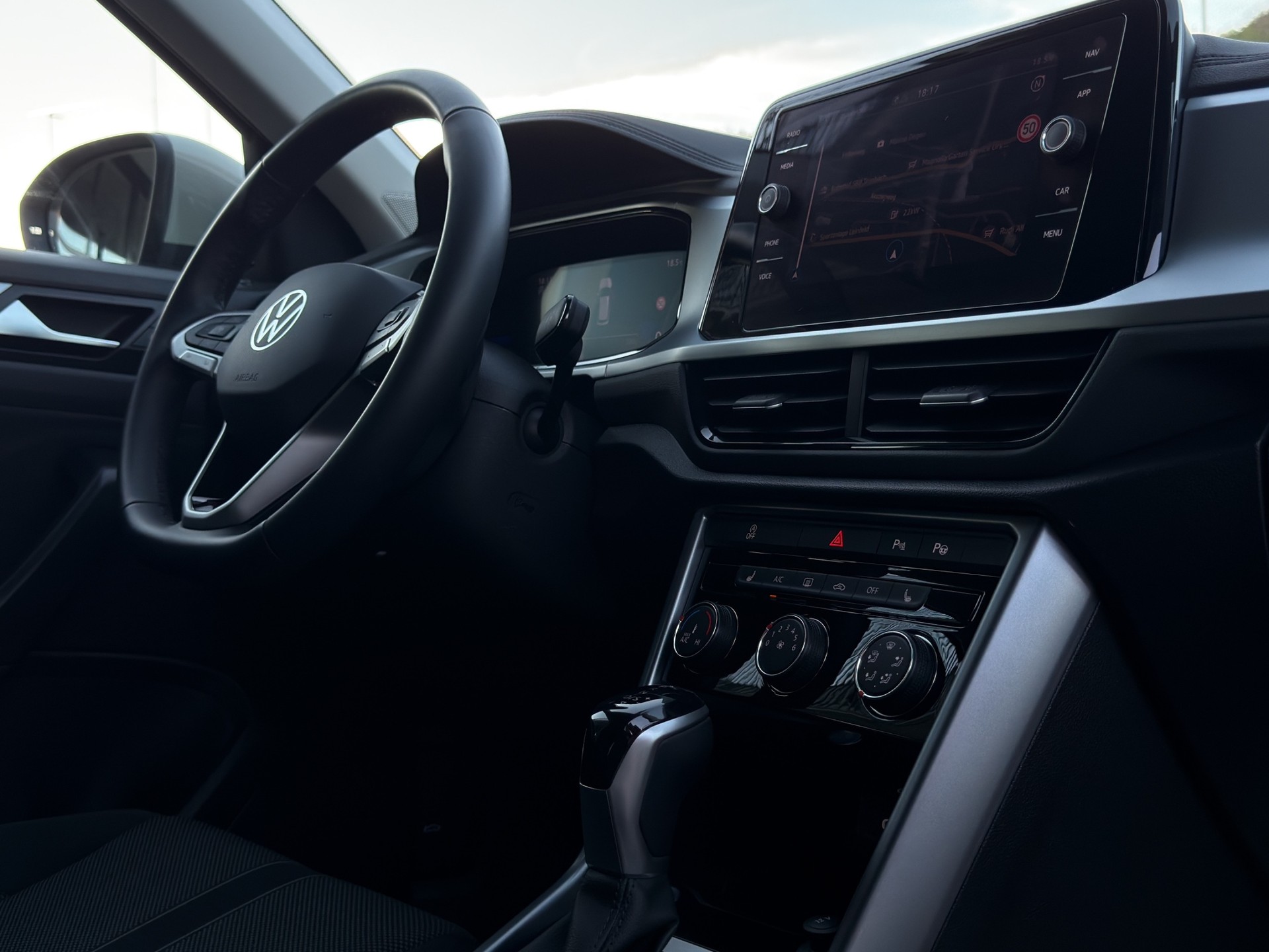 VW T-Roc 1.5 TSI EVO Life United DSG*Ab MFK,1 Jahr oder 20'000km Garantie auf Motor und Getriebe*-image-17