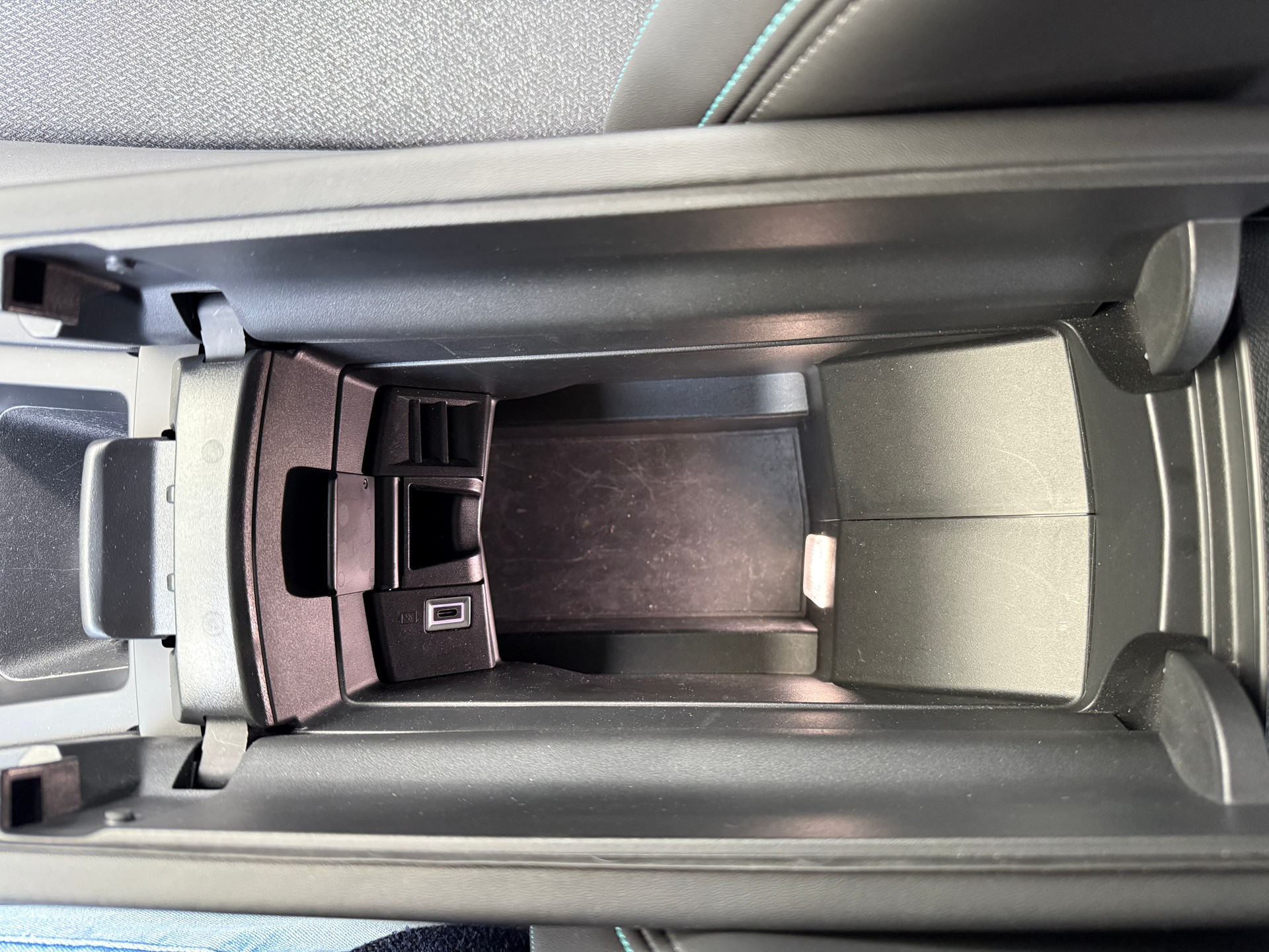 PEUGEOT 308 SW 1.5 BlueHDI Allure EAT8 mit Anhängerkupplung-image-19