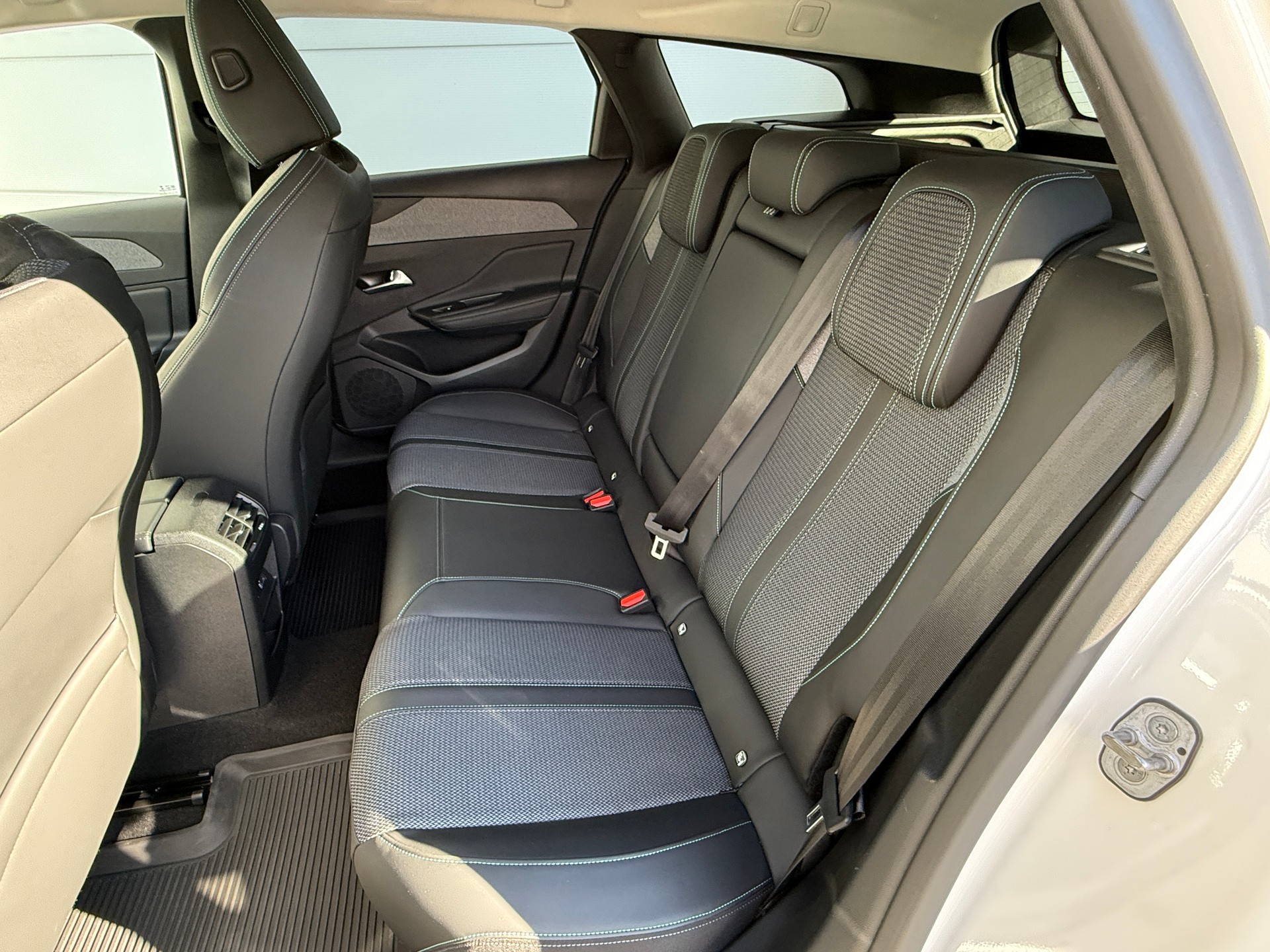 PEUGEOT 308 SW 1.5 BlueHDI Allure EAT8 mit Anhängerkupplung-image-25