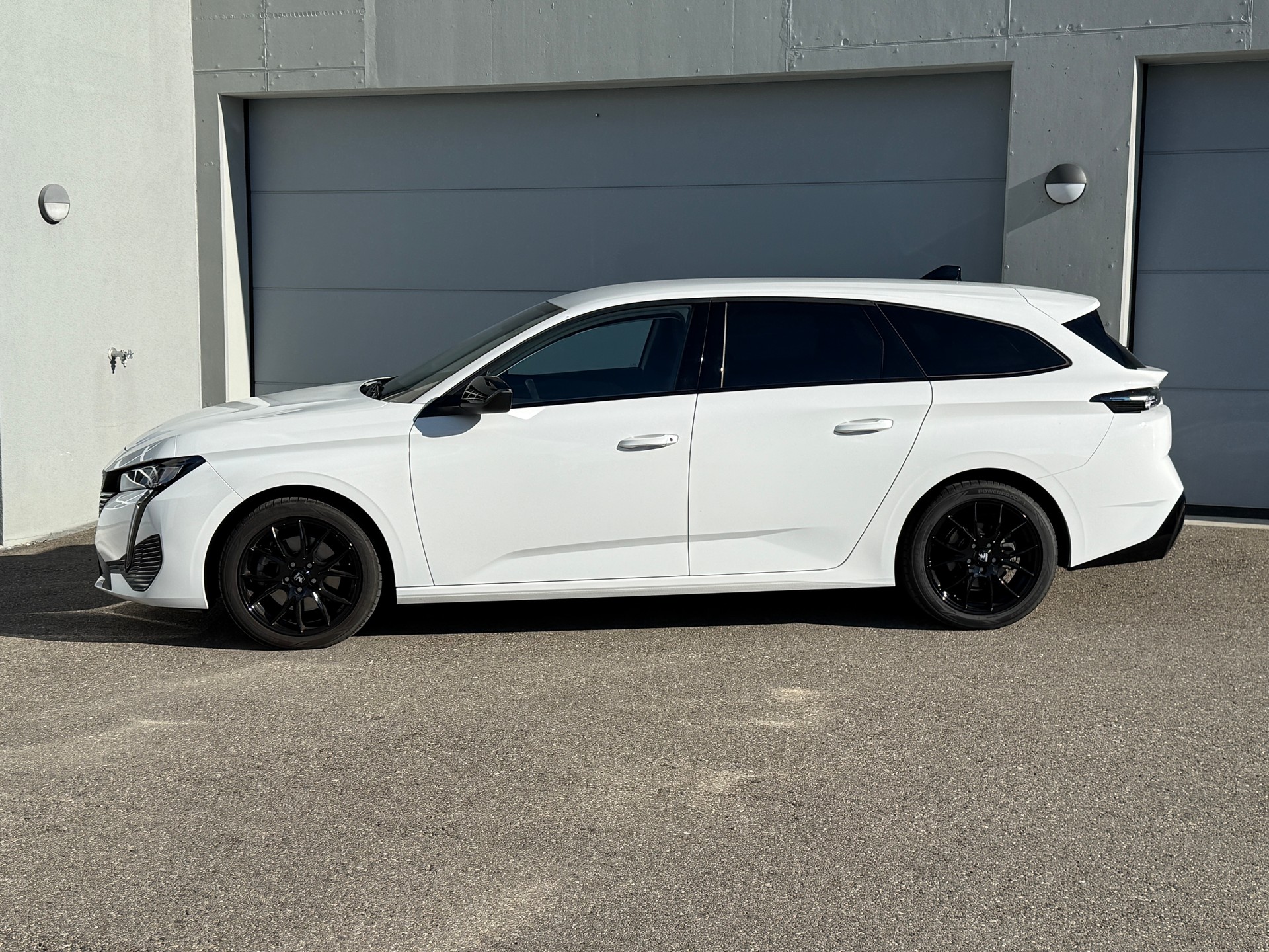 PEUGEOT 308 SW 1.5 BlueHDI Allure EAT8 mit Anhängerkupplung-image-1