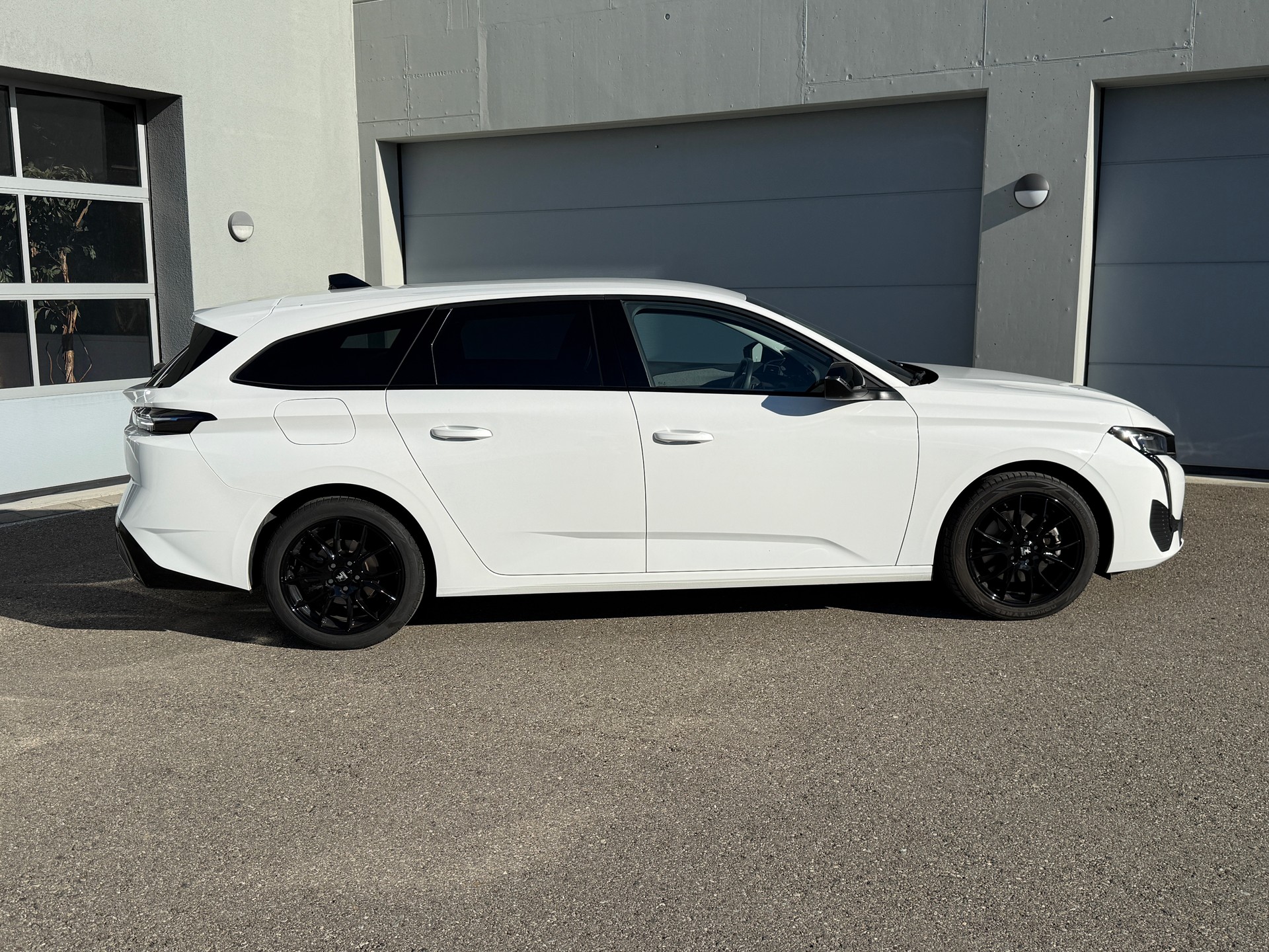 PEUGEOT 308 SW 1.5 BlueHDI Allure EAT8 mit Anhängerkupplung-image-5