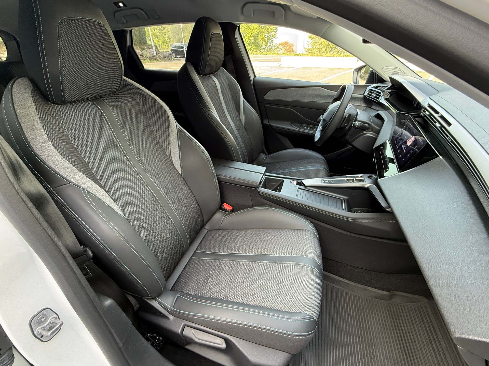 PEUGEOT 308 SW 1.5 BlueHDI Allure EAT8 mit Anhängerkupplung-image-15
