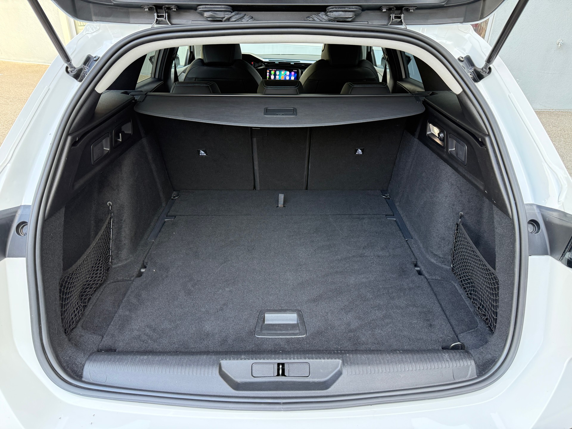 PEUGEOT 308 SW 1.5 BlueHDI Allure EAT8 mit Anhängerkupplung-image-11