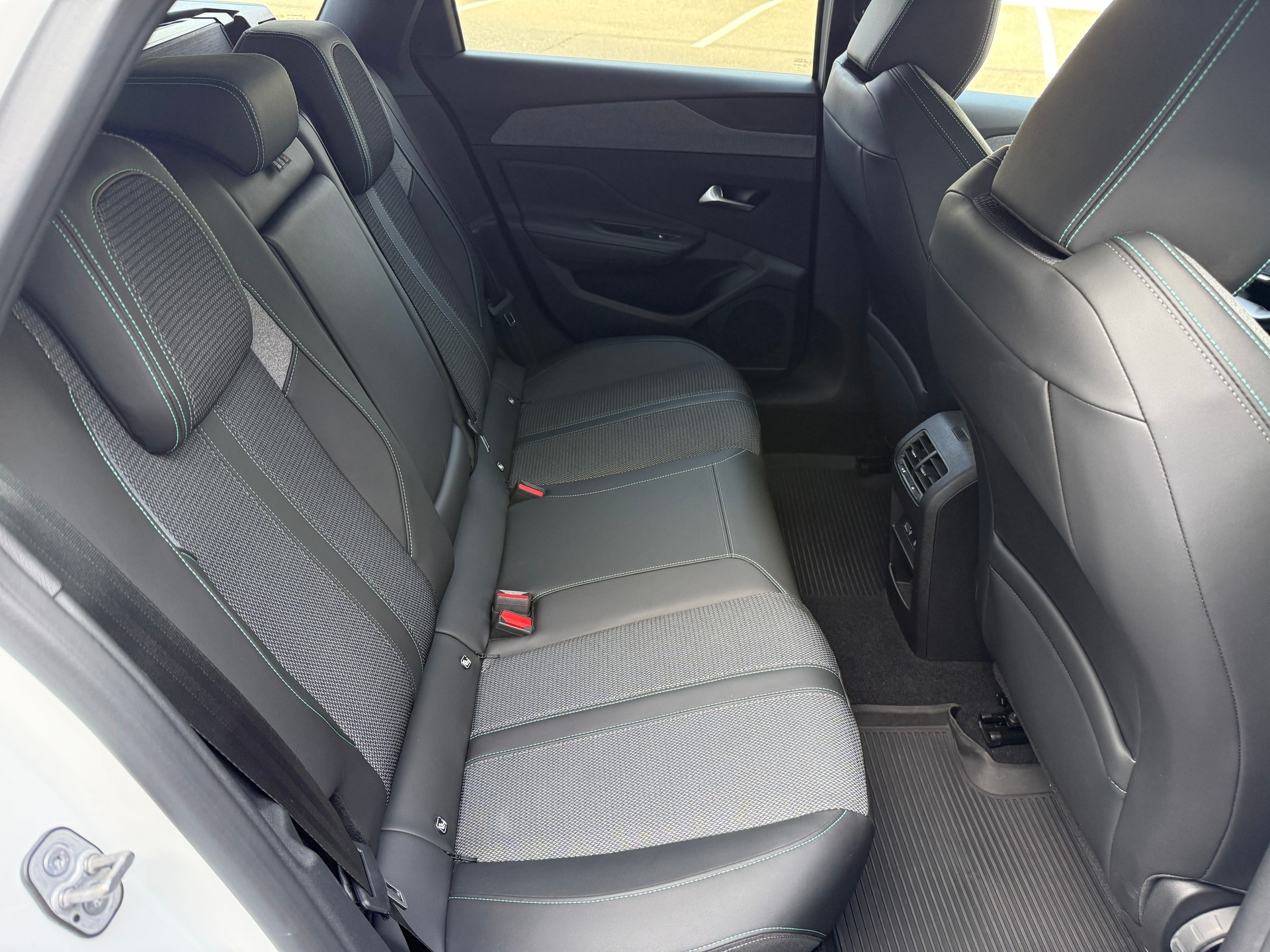 PEUGEOT 308 SW 1.5 BlueHDI Allure EAT8 mit Anhängerkupplung-image-26