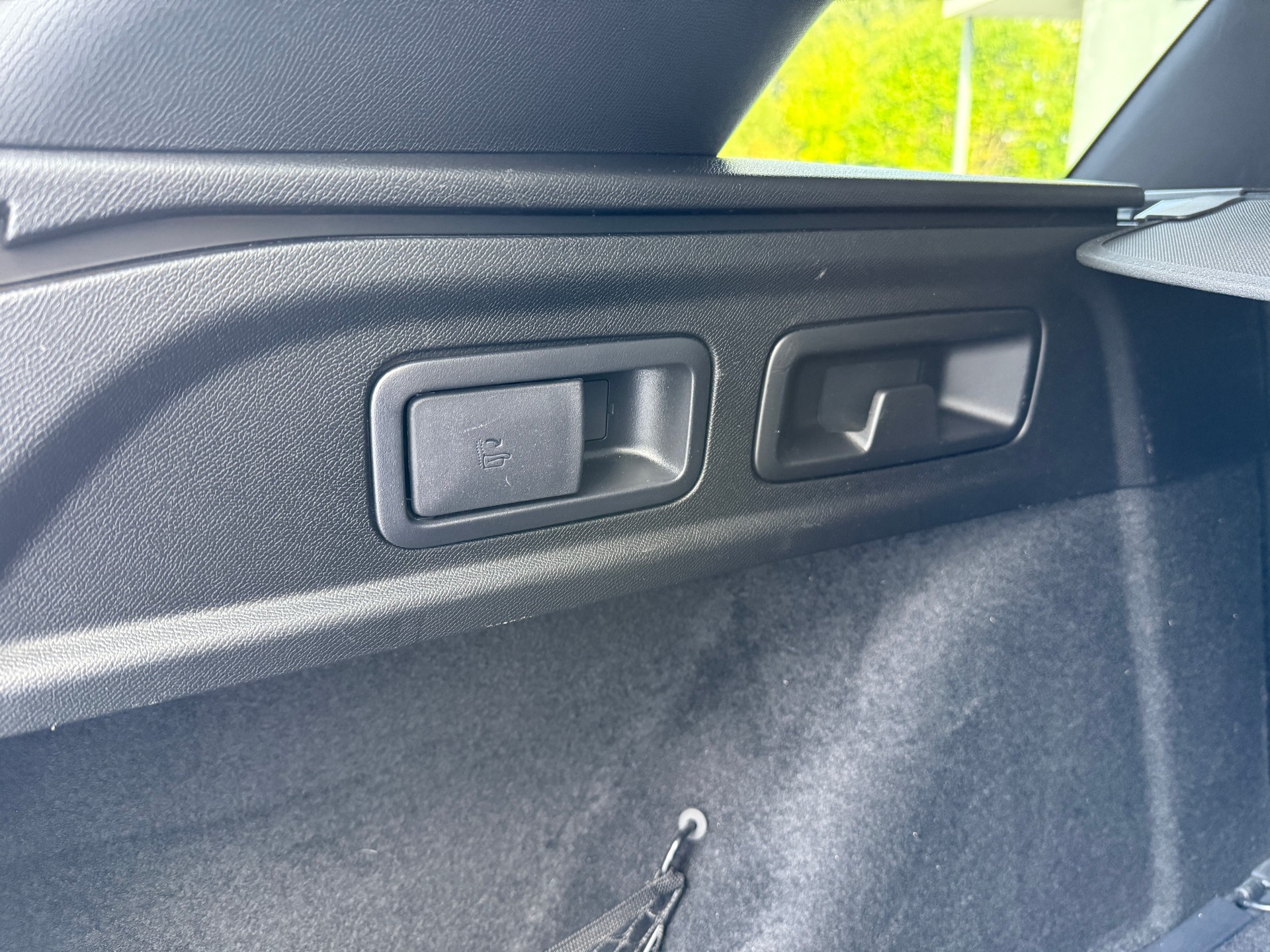PEUGEOT 308 SW 1.5 BlueHDI Allure EAT8 mit Anhängerkupplung-image-12