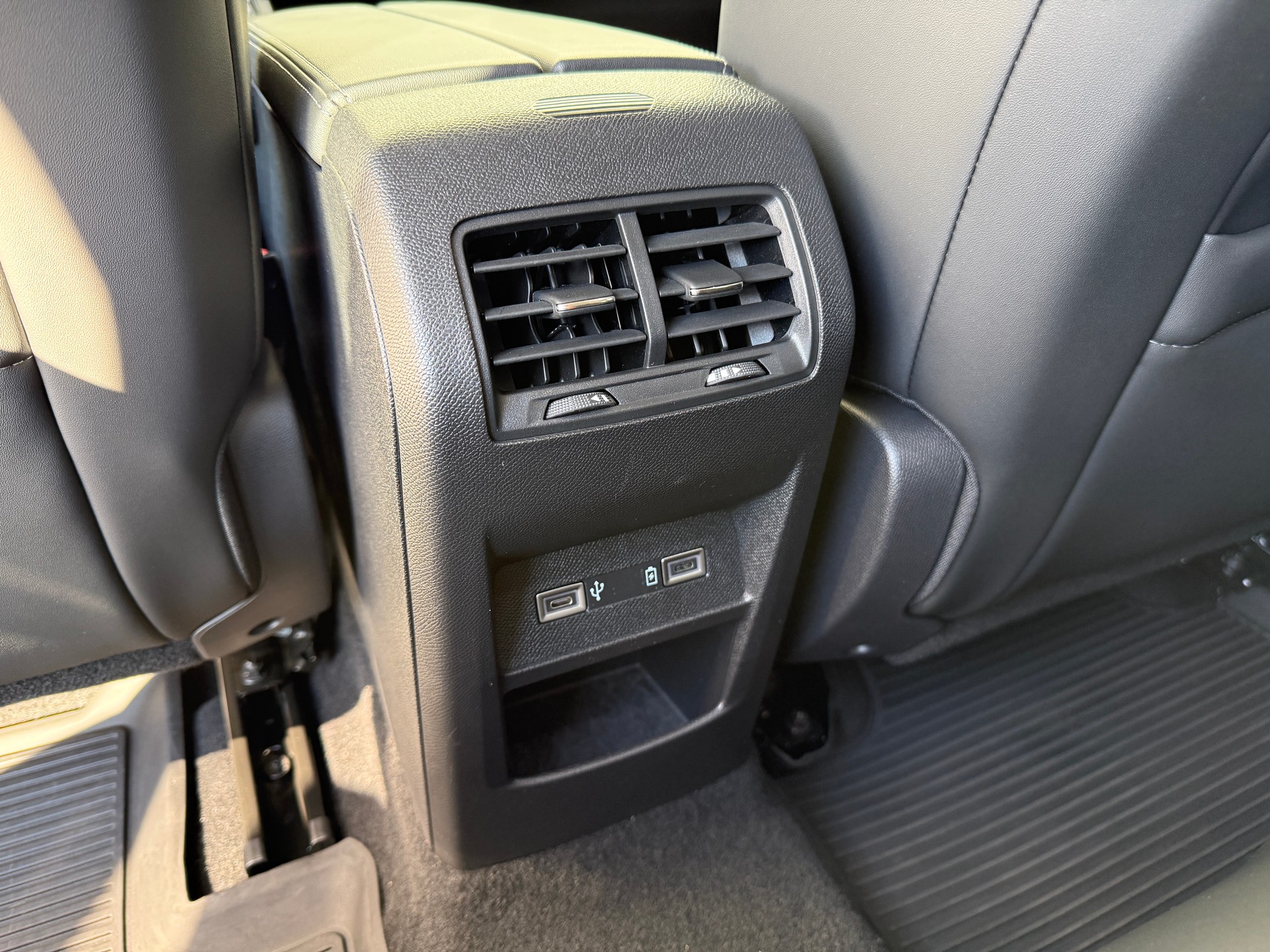 PEUGEOT 308 SW 1.5 BlueHDI Allure EAT8 mit Anhängerkupplung-image-27